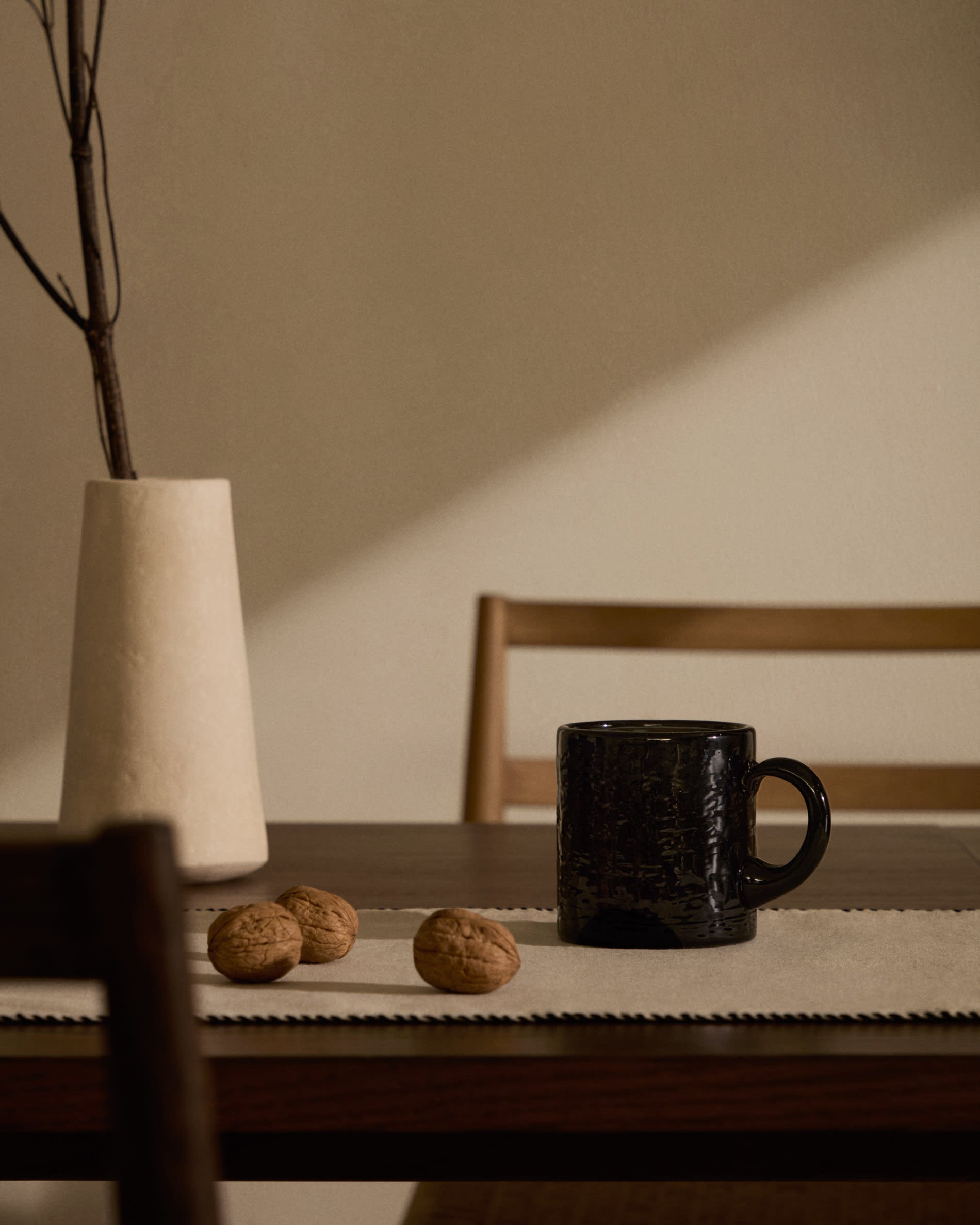 Der Sashi Tisch aus massivem Teakholz (220 x 100 cm) vereint zeitlose Eleganz und außergewöhnliche Haltbarkeit – ideal für gesellige Esszimmermomente.