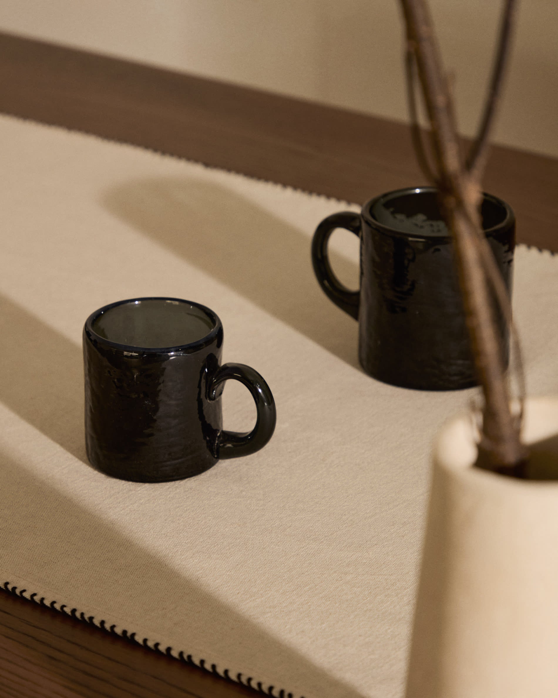 Der Sashi Tisch aus robustem Teakholz (220 x 100 cm) bietet stilvolle Eleganz und Langlebigkeit für unvergessliche Esszimmererlebnisse.