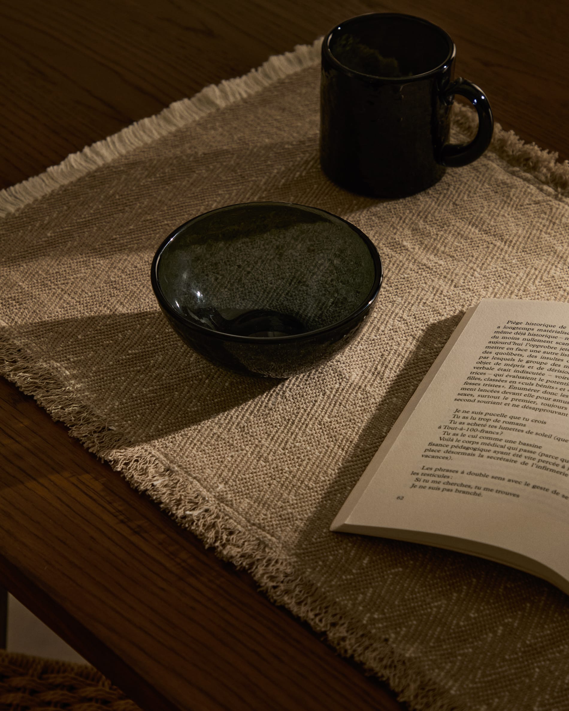 Der Sashi Tisch aus massivem Teakholz (220 x 100 cm) vereint zeitlose Schönheit und Funktionalität für gesellige Momente in jedem Zuhause.