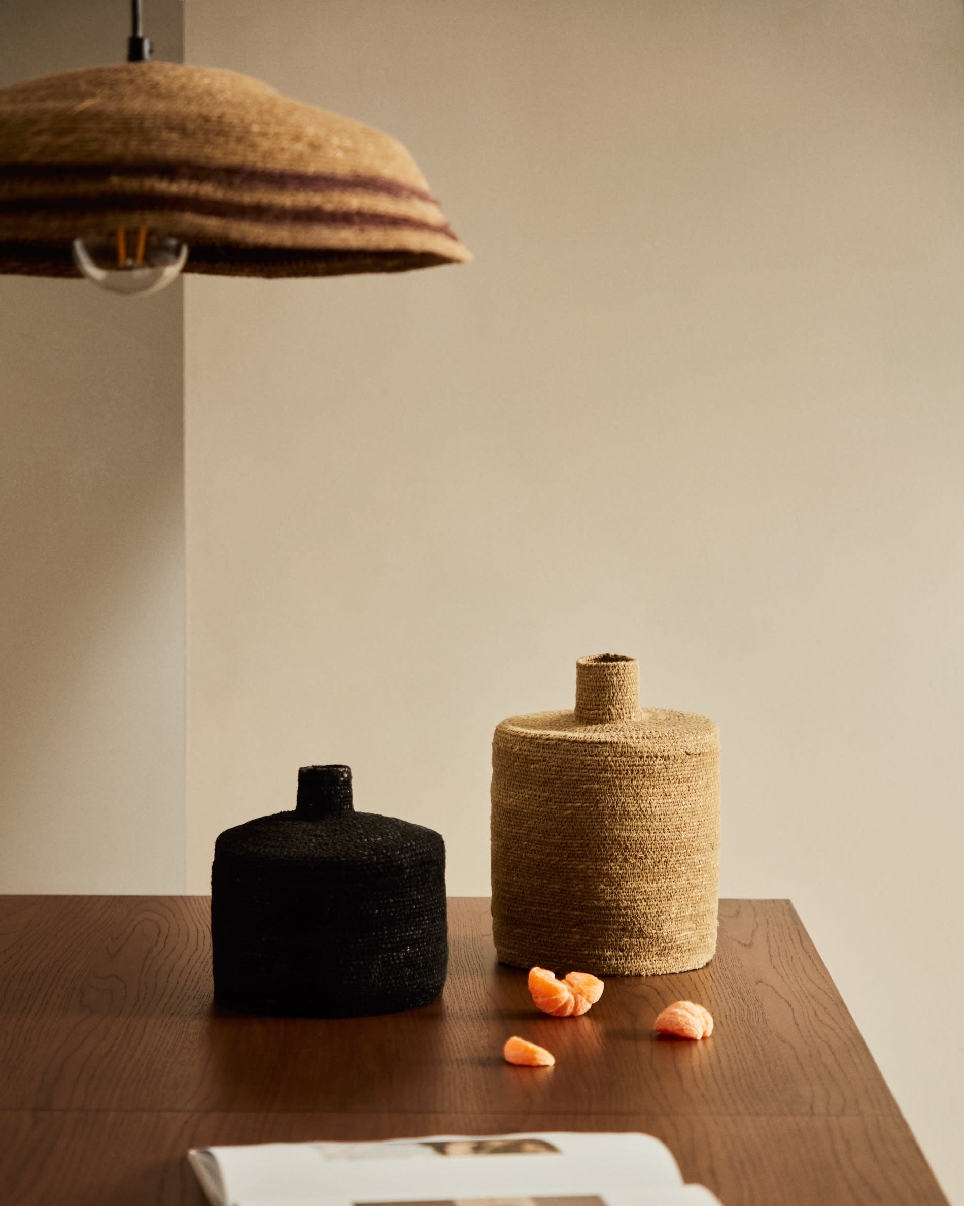 Der Sashi Tisch aus massivem Teakholz (220 x 100 cm) vereint zeitlose Schönheit und Funktionalität für gesellige Momente in jedem Zuhause.