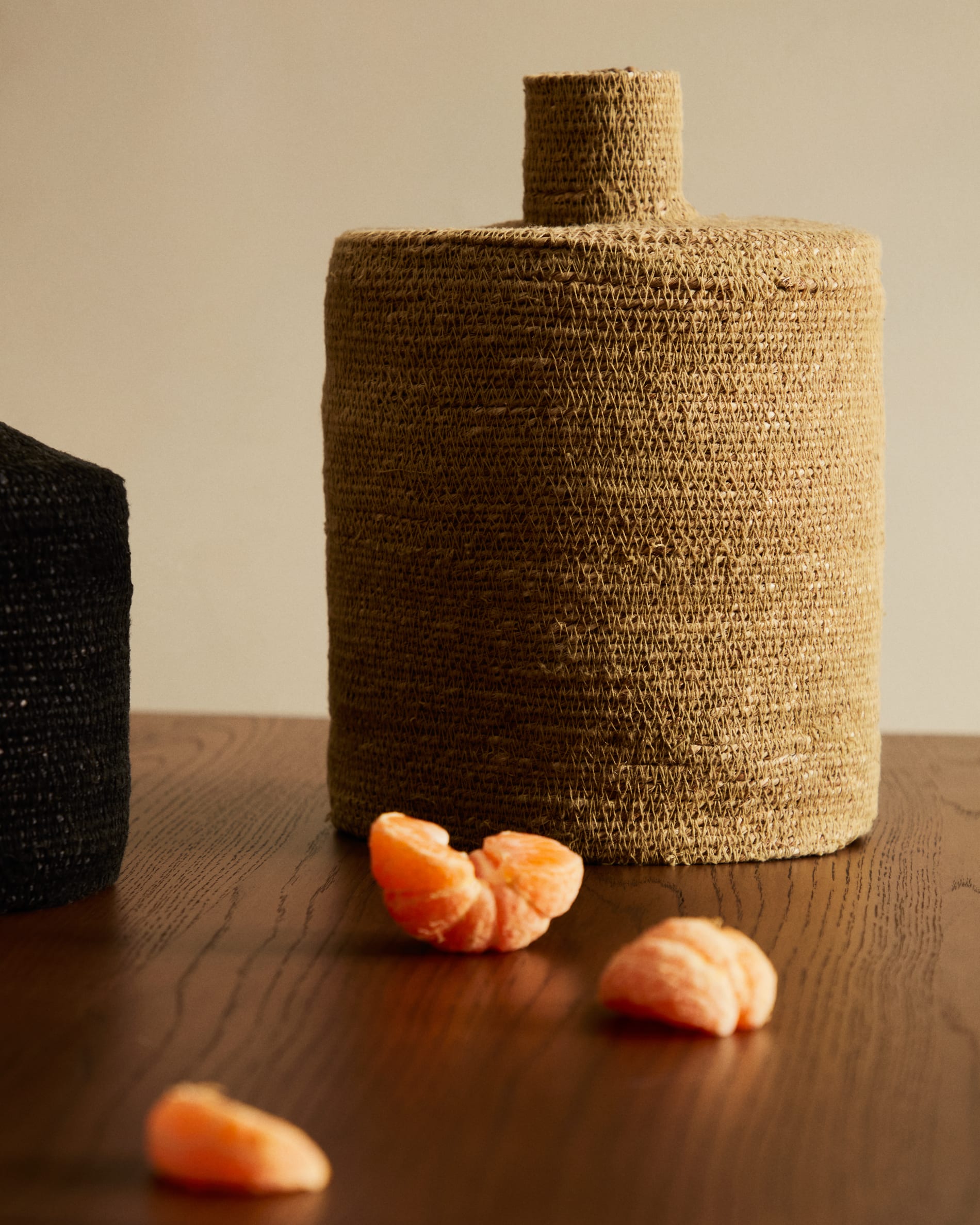 Der Sashi Tisch aus robustem Teakholz (220 x 100 cm) bietet stilvollen Platz für gesellige Runden und bringt natürliche Eleganz in Ihr Esszimmer.