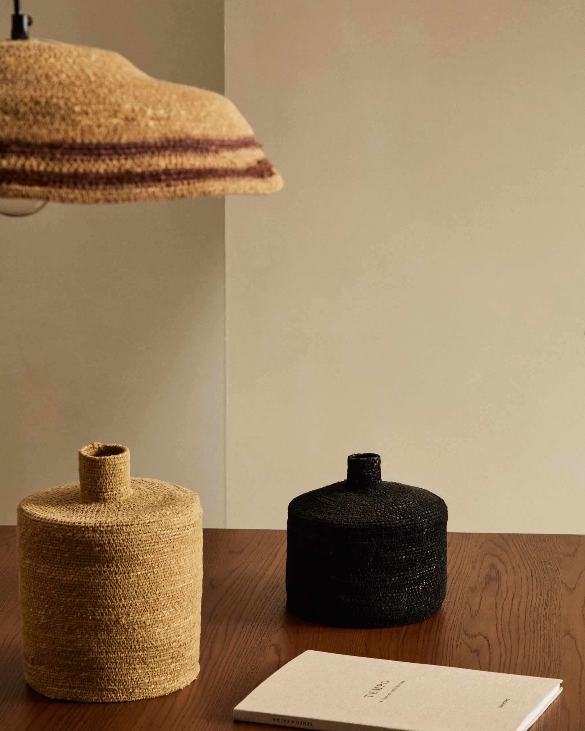 Der Sashi Tisch aus massivem Teakholz (220 x 100 cm) vereint zeitlose Eleganz und Funktionalität, ideal für gesellige Esszimmermomente.