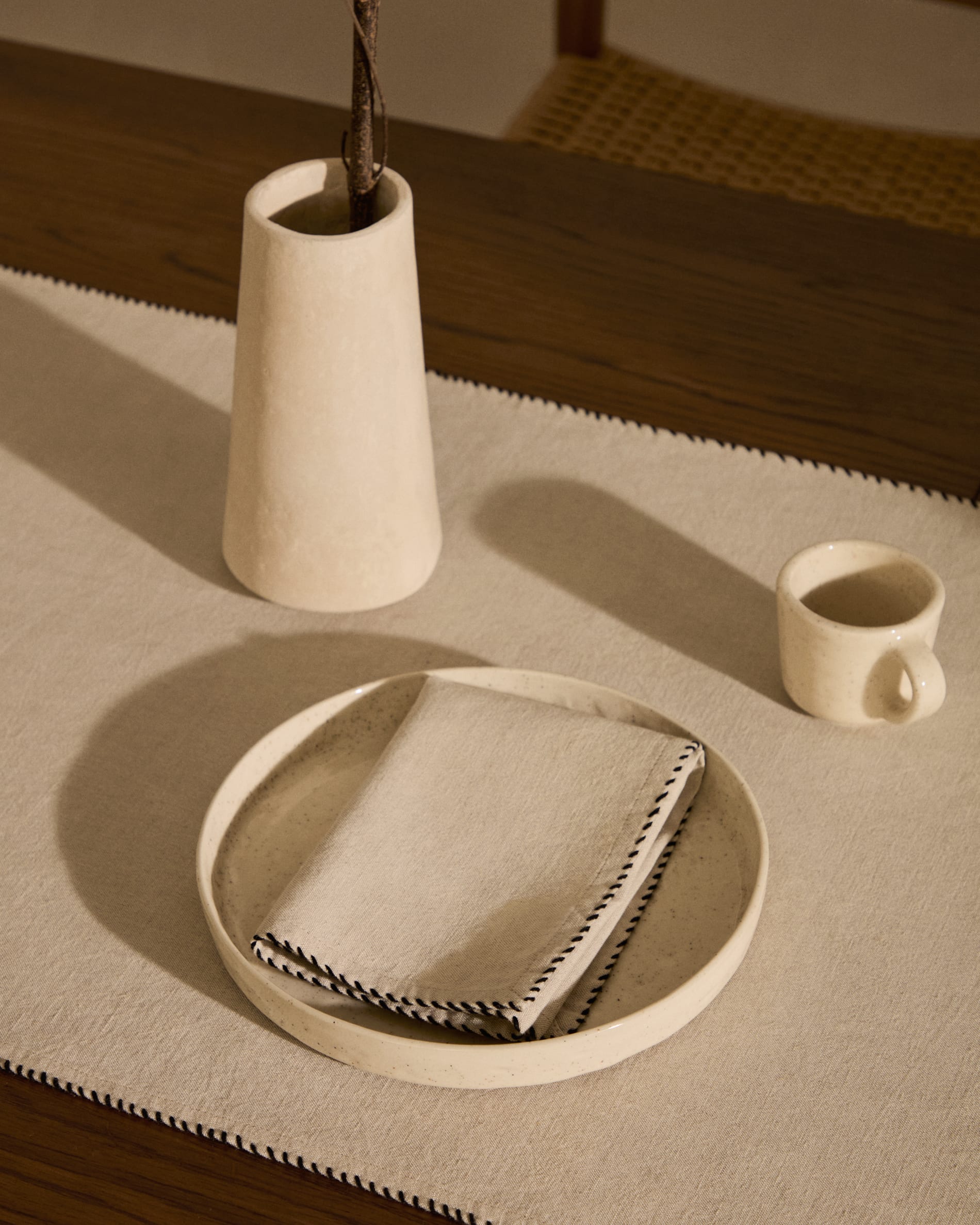 Der Sashi Tisch aus Teakholz (220x100 cm) von Kave Home vereint natürliche Schönheit und langlebige Qualität für stilvolle Räume.