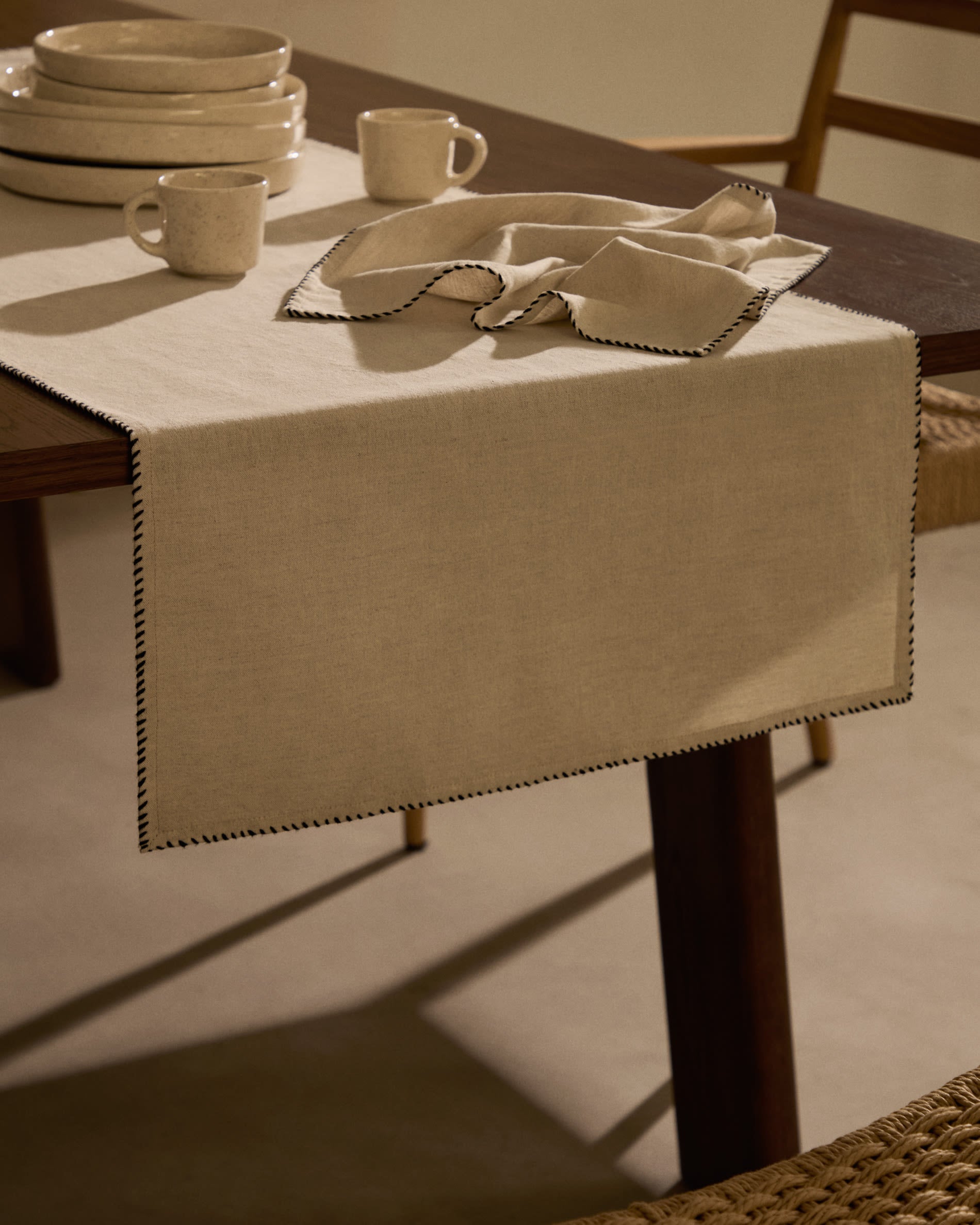 Der Sashi Tisch aus massivem Teakholz (220x100 cm) von Kave Home vereint zeitloses Design mit natürlicher Eleganz für Ihr Zuhause.