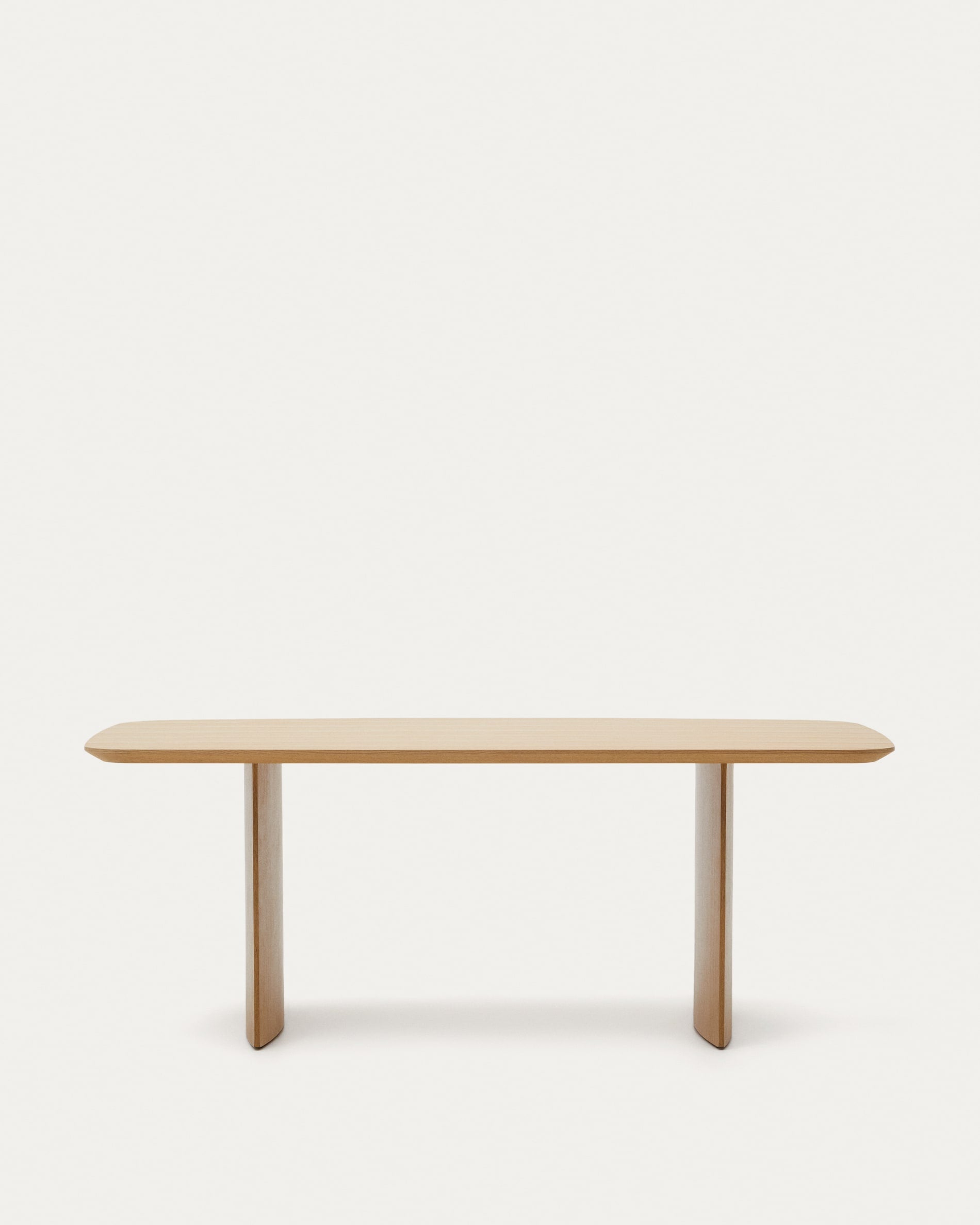 Der Litto Tisch von Kave Home (200x100 cm) aus Eichenfurnier bietet stilvolles Design und praktische Eleganz für Ihr Zuhause.