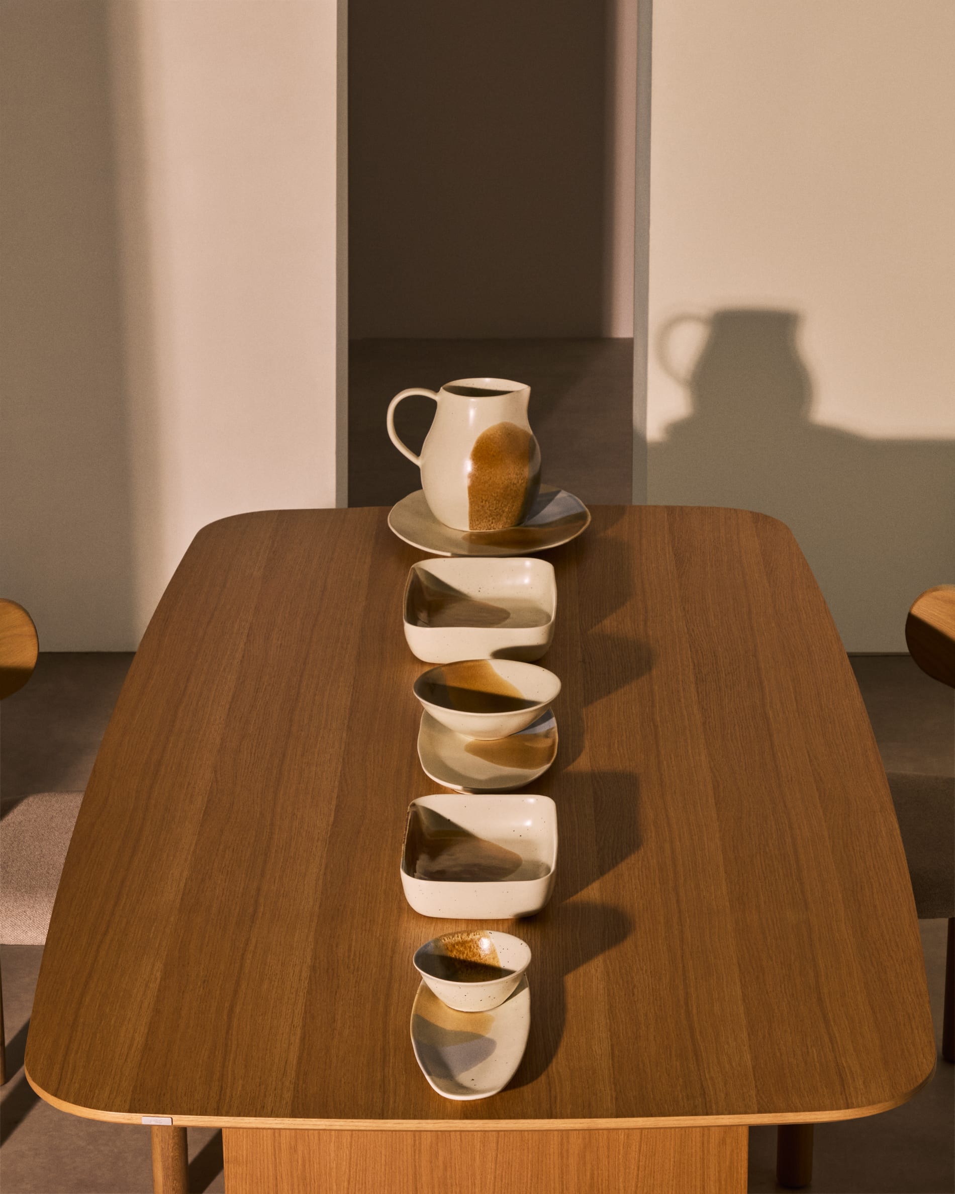 Der Litto Tisch von Kave Home (200x100 cm) aus Eichenfurnier kombiniert modernes Design mit Funktionalität für Ihr Esszimmer.