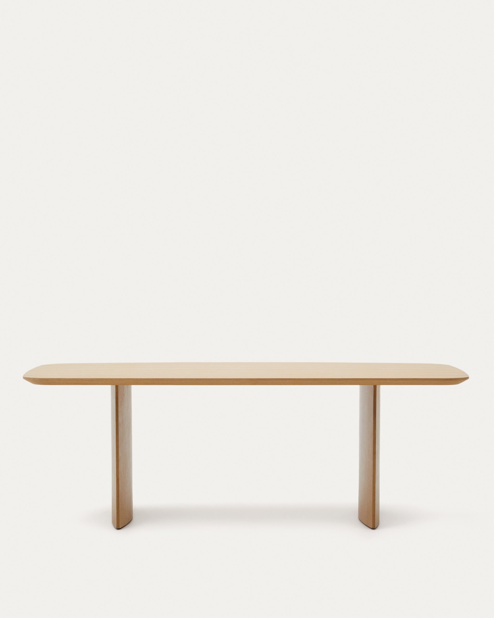 Eleganter Litto Tisch aus Eichenfurnier, 240 x 100 cm, von Kave Home. Perfekt für stilvolle Wohn- und Essbereiche.