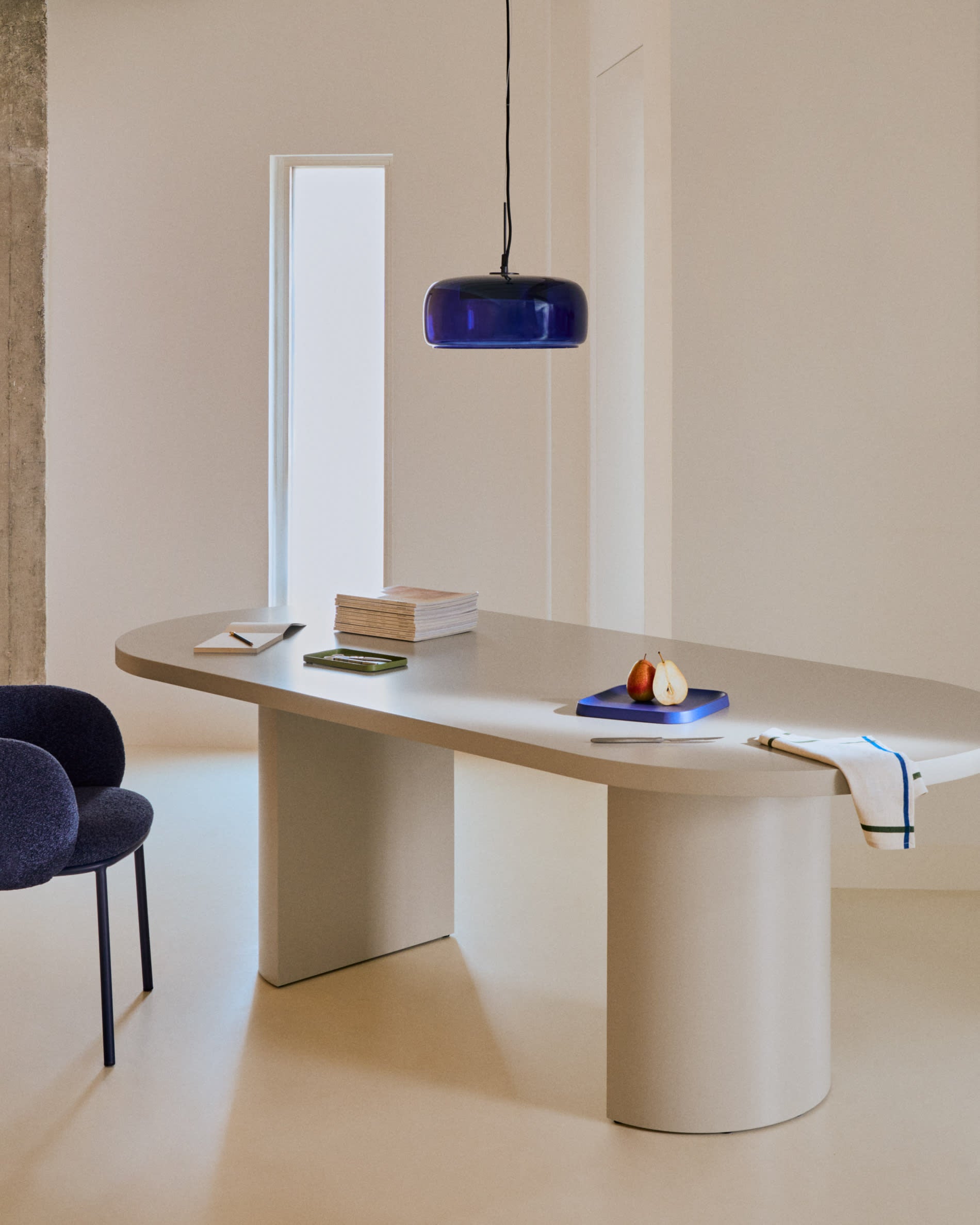 Eleganter Tisch Nealy aus MDF mit eierschalfarbenem Finish, 200x100 cm, perfekt für moderne Wohn- und Essbereiche.