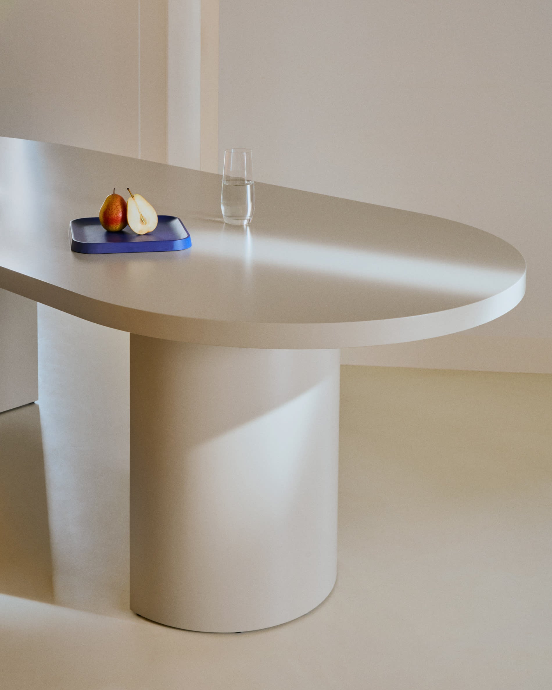 Moderner Tisch Nealy aus lackiertem MDF, eierschalfarben, 200x100 cm, ideal für stilvolle Wohn- und Esszimmer.