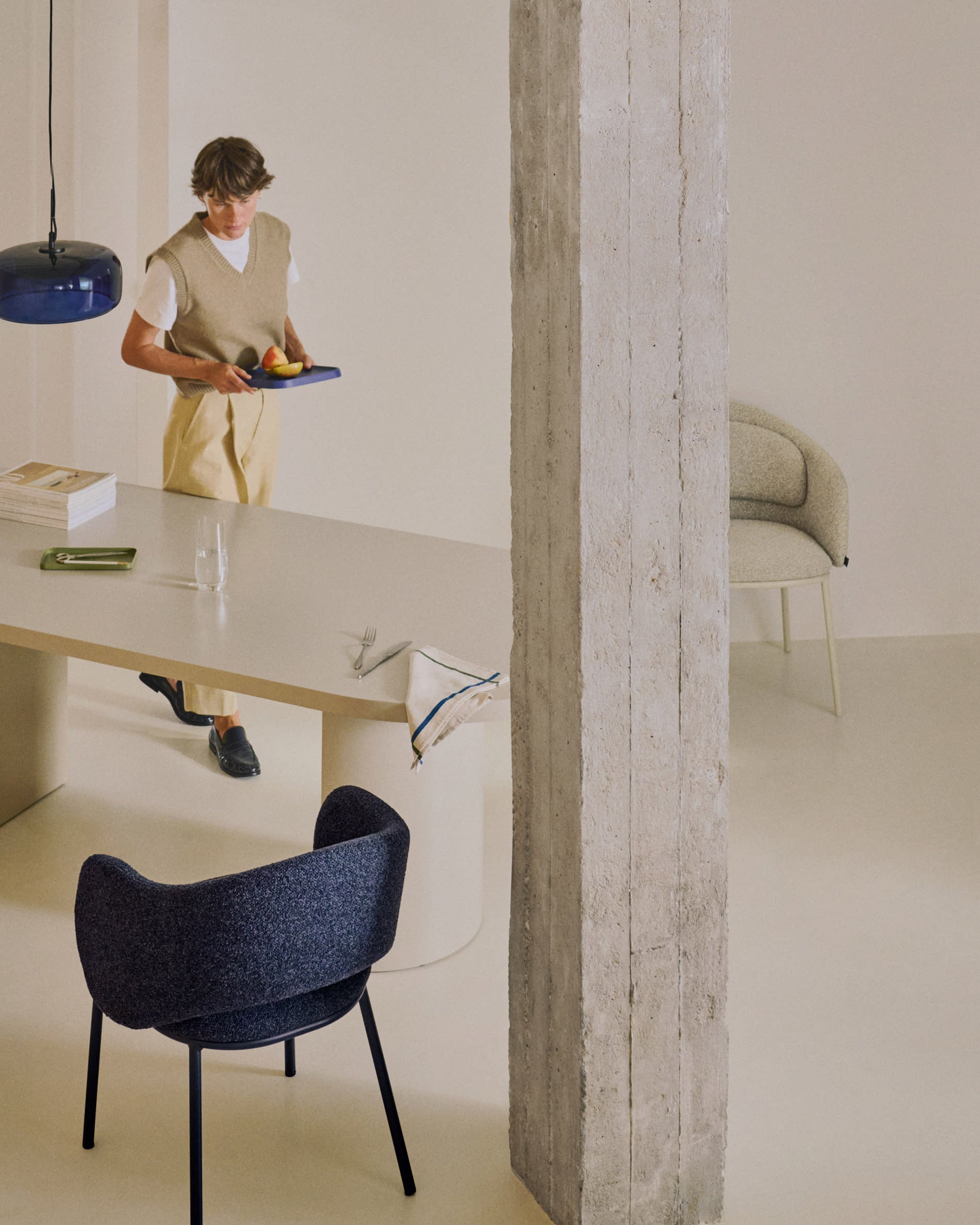 Moderner Esstisch Nealy von Kave Home, 200 x 100 cm, aus lackiertem MDF mit warmem eierschalfarbenem Finish – ideal für gesellige Anlässe.