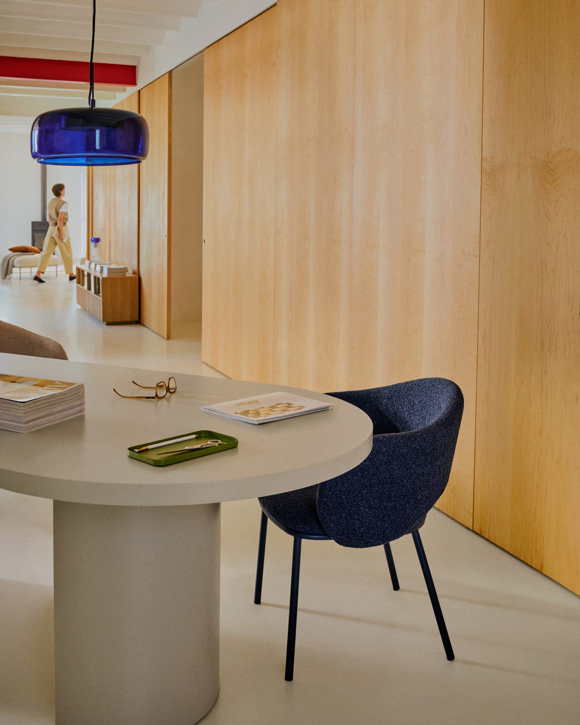 Moderner Tisch Nealy aus lackiertem MDF, eierschalfarben, 200x100 cm, ideal für stilvolle Wohn- und Esszimmer.