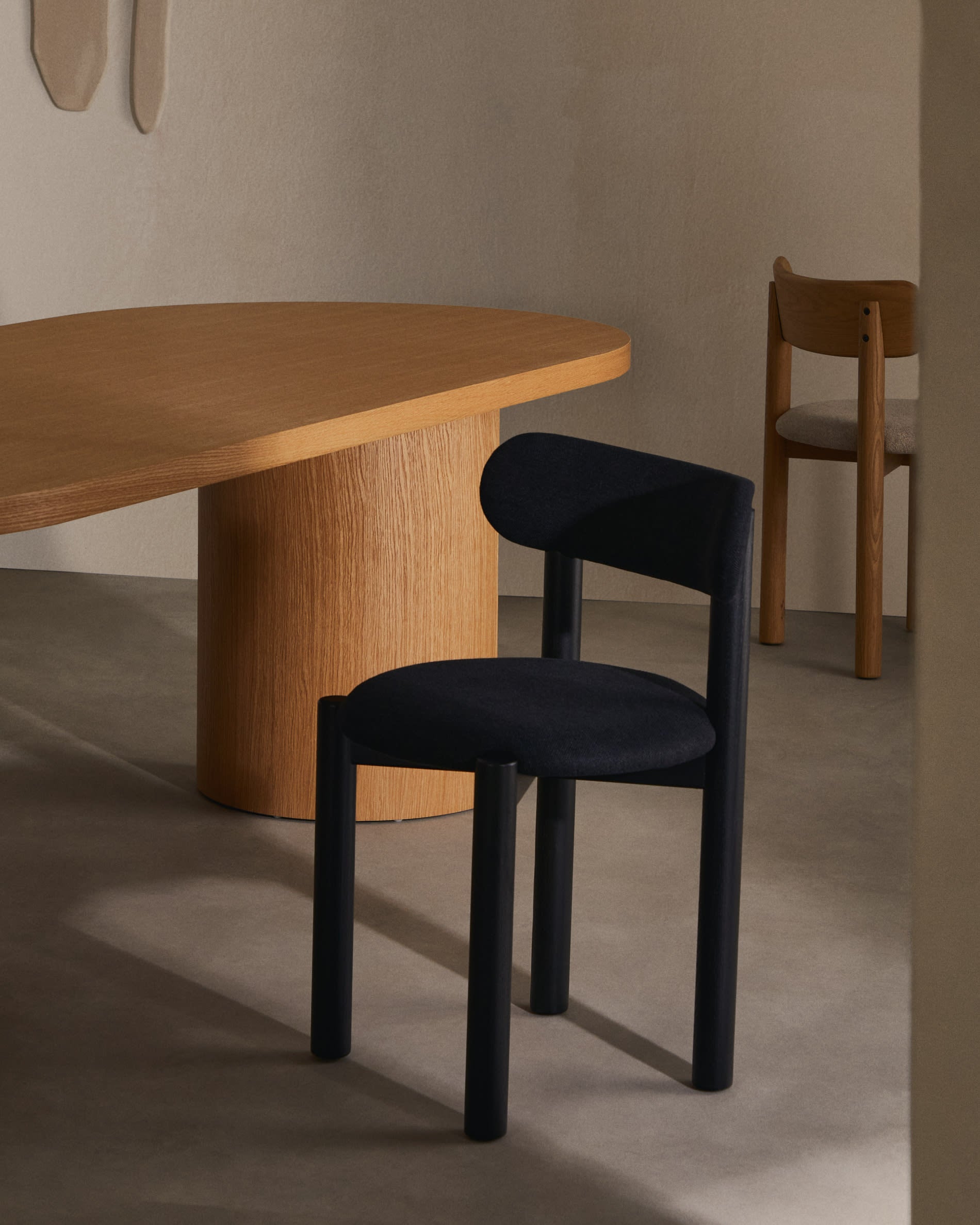 Eleganter Nealy Tisch aus Eichenfurnier, naturfarben, 200x100 cm, von Kave Home. Perfekt für stilvolle Wohnräume.