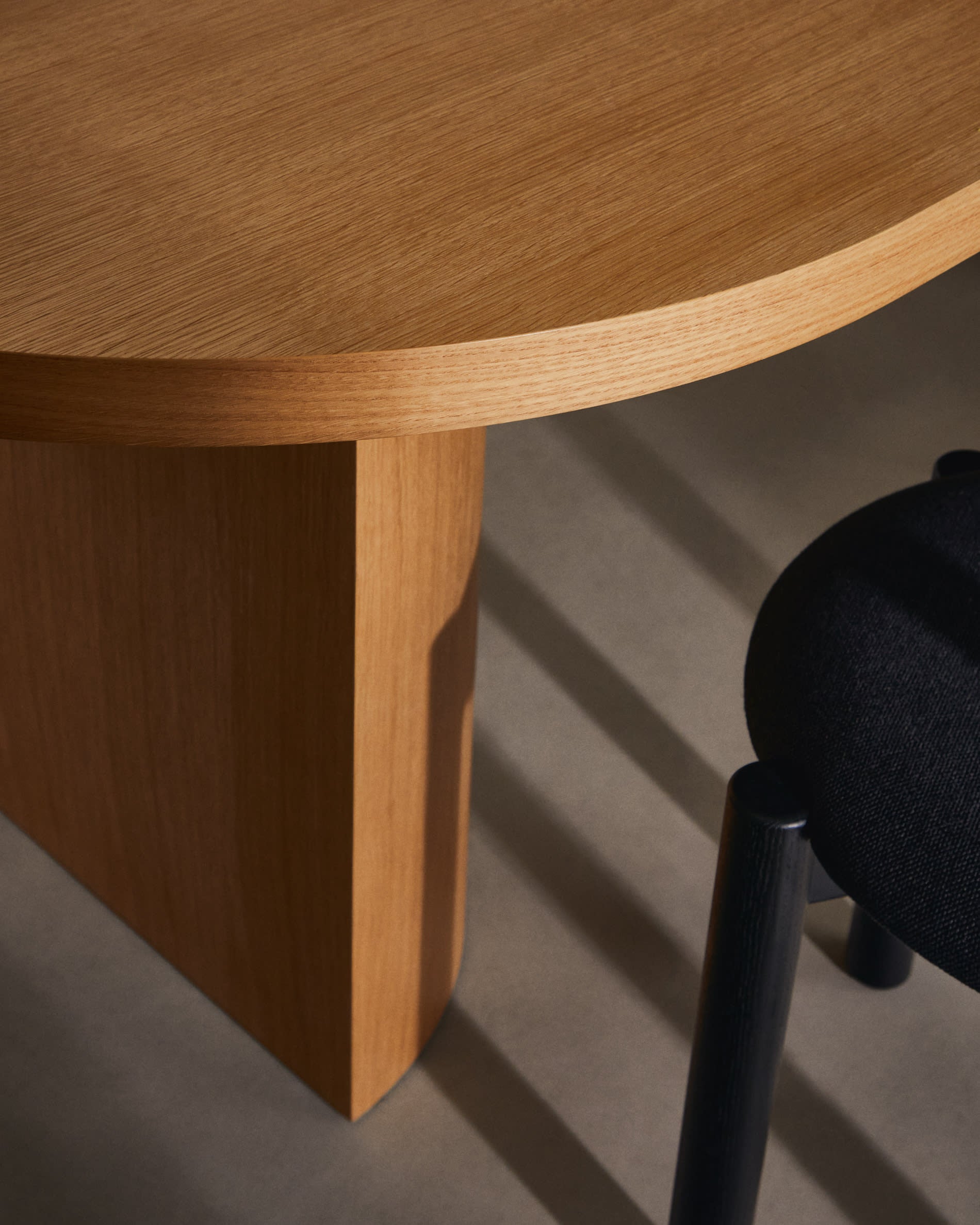 Nealy Tisch aus Eichenfurnier, 200x100 cm, naturfarbenes Finish, von Kave Home. Ideal für moderne und elegante Räume.