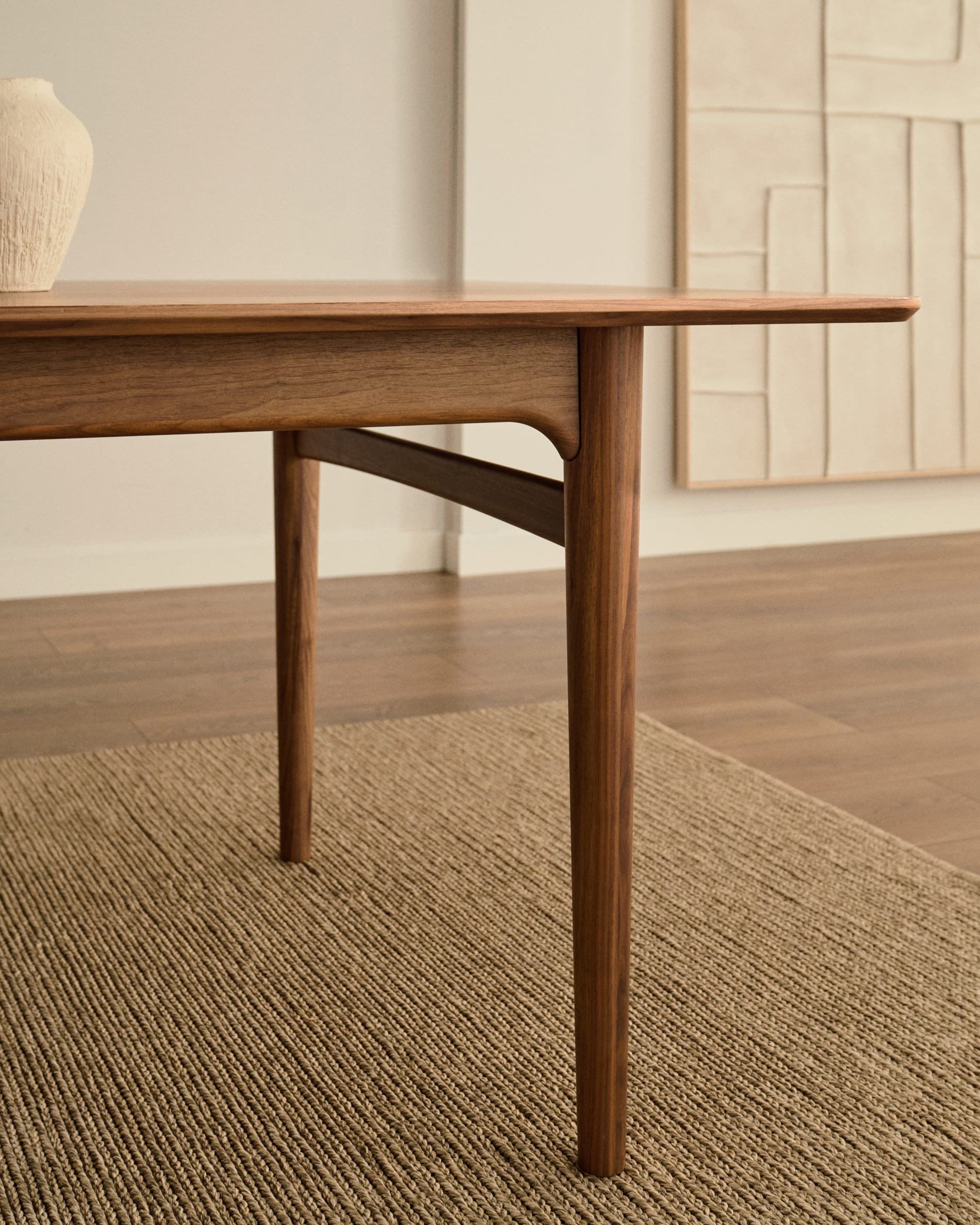 Entdecken Sie den ausziehbaren Tisch Elan von Kave Home: Hochwertiges Nussbaumholz, elegantes Design und nachhaltige Materialien für Ihr Esszimmer.