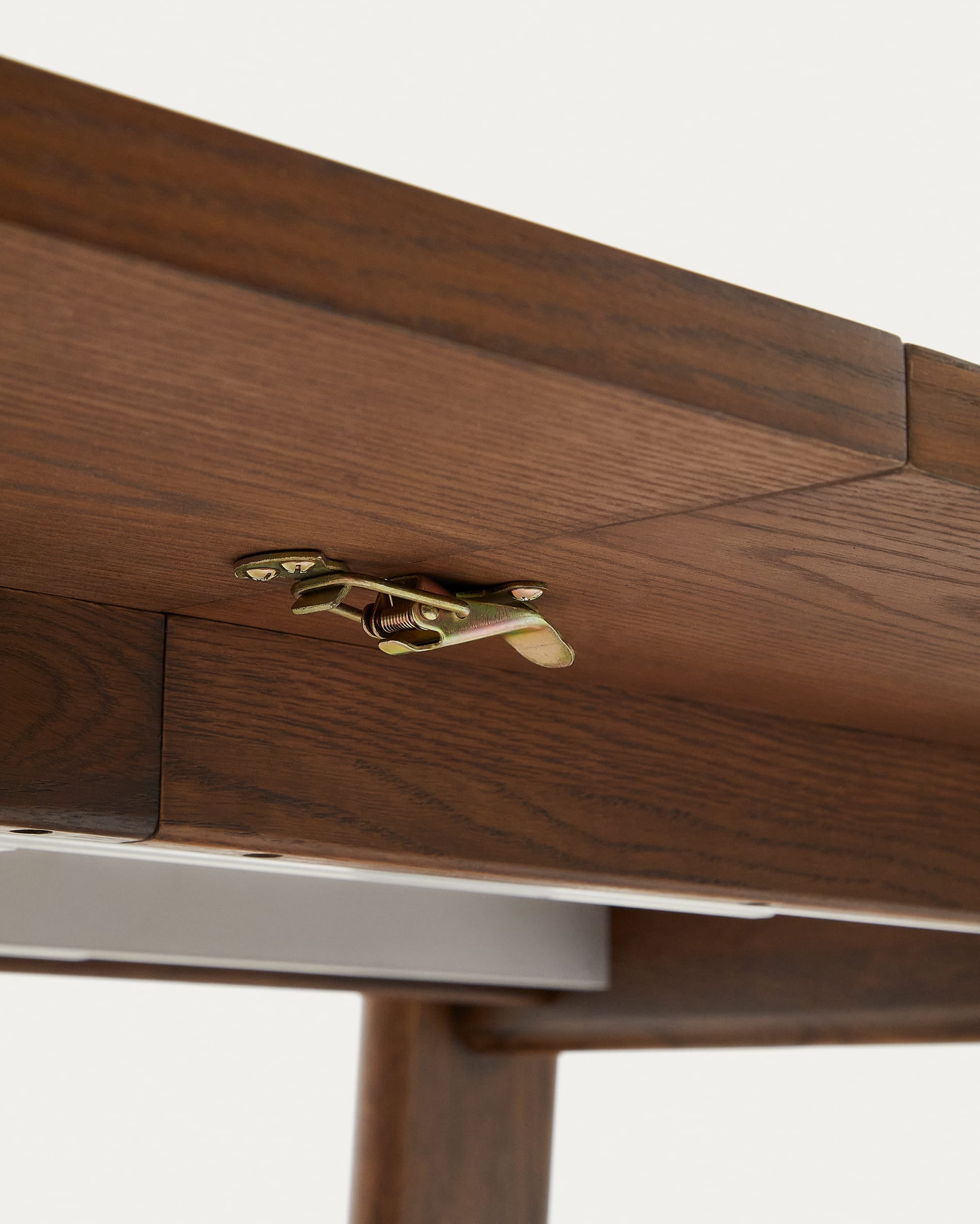 Eleganter Arlen Ausziehtisch aus massivem Eichenholz mit Nussbaum-Finish, 200-250 cm, ideal für festliche Anlässe und gemütliche Familienabende.