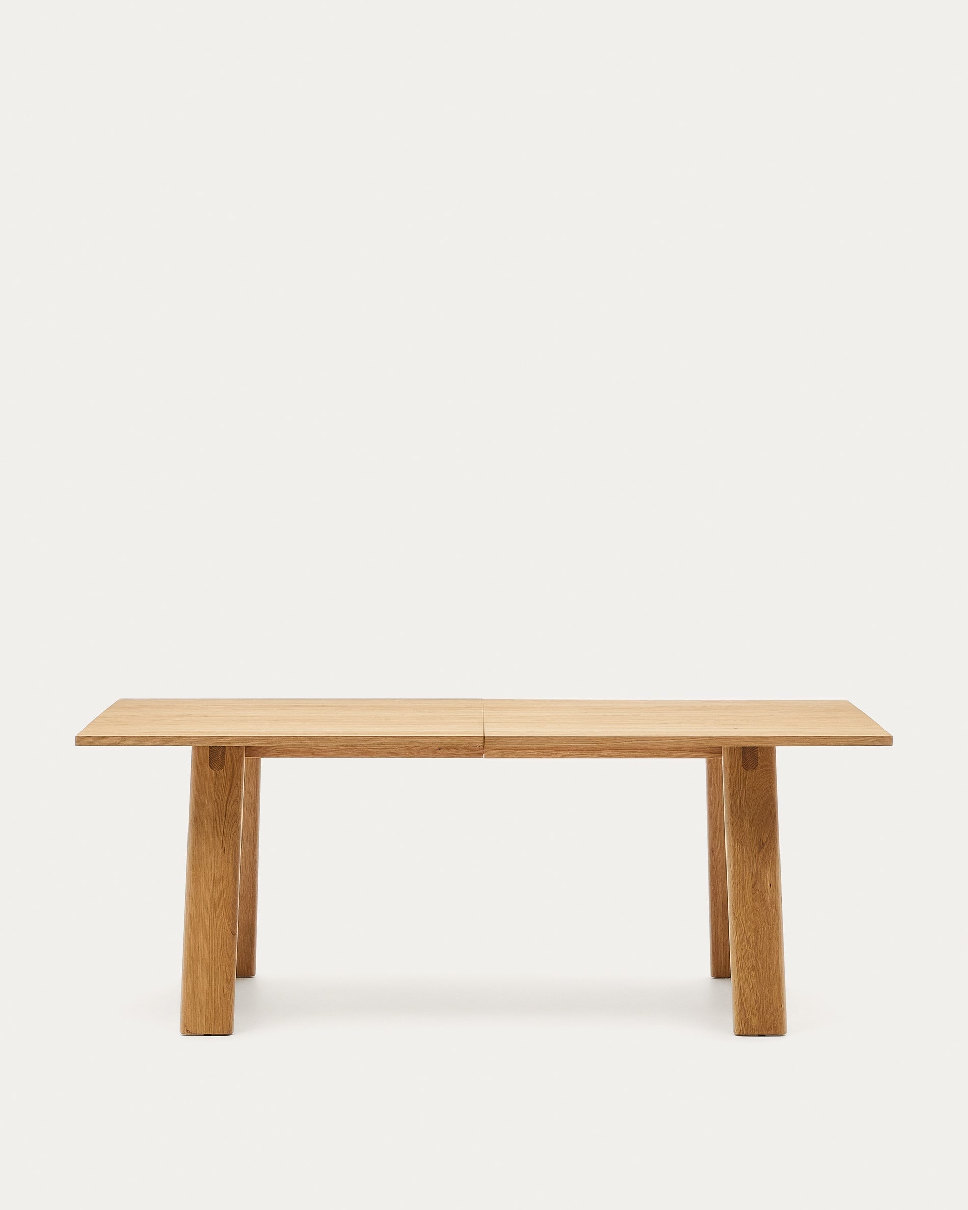 3D-Modell des Arlen Ausziehtischs: Eichenfurnier, FSC-zertifiziert, 200-250 cm, naturfarben, elegant und nachhaltig.