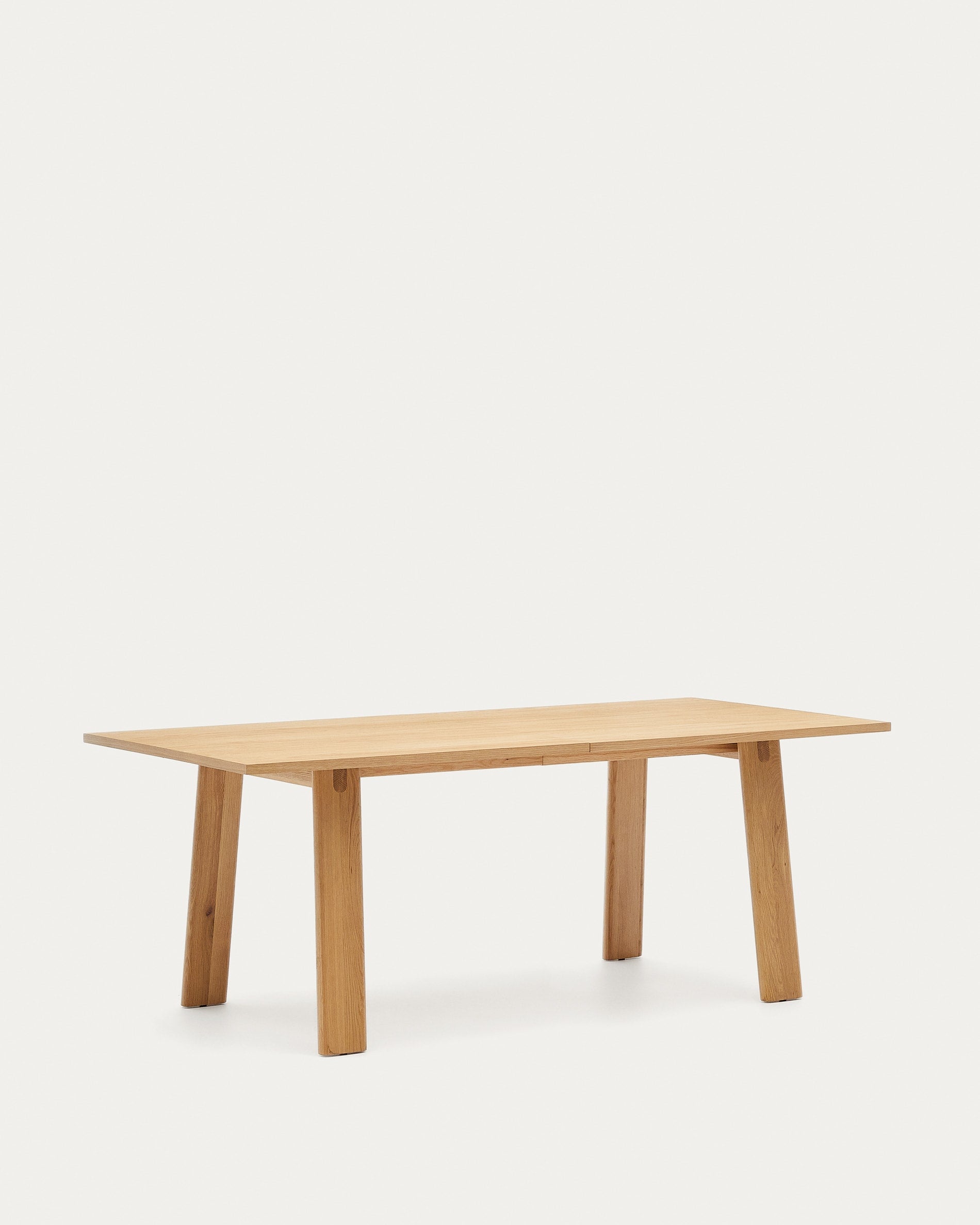 Eleganter Arlen Ausziehtisch aus Eichenholz mit naturfarbenem Finish, FSC-zertifiziert, 200-250 x 95 cm.