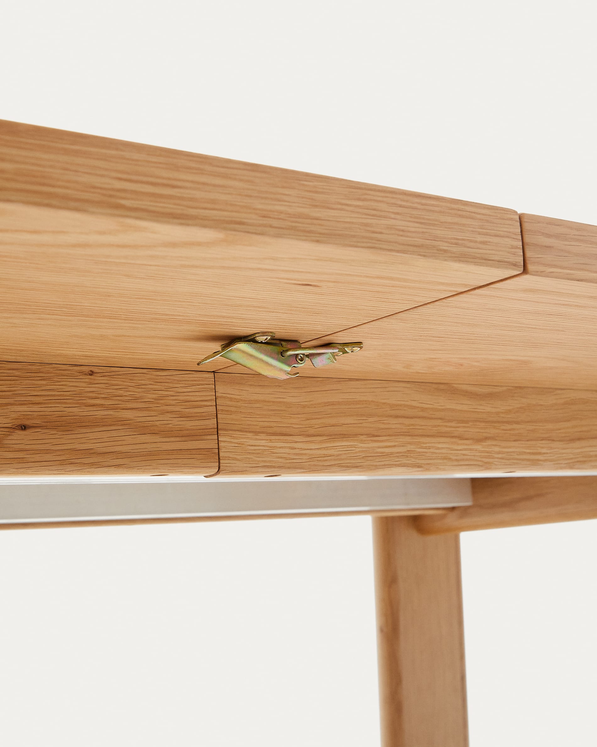 Der stilvolle Arlen Ausziehtisch von Kave Home aus hochwertigem Eichenfurnier und massivem Holz, naturfarben, bietet Platz für gesellige Runden und ist flexibel erweiterbar.