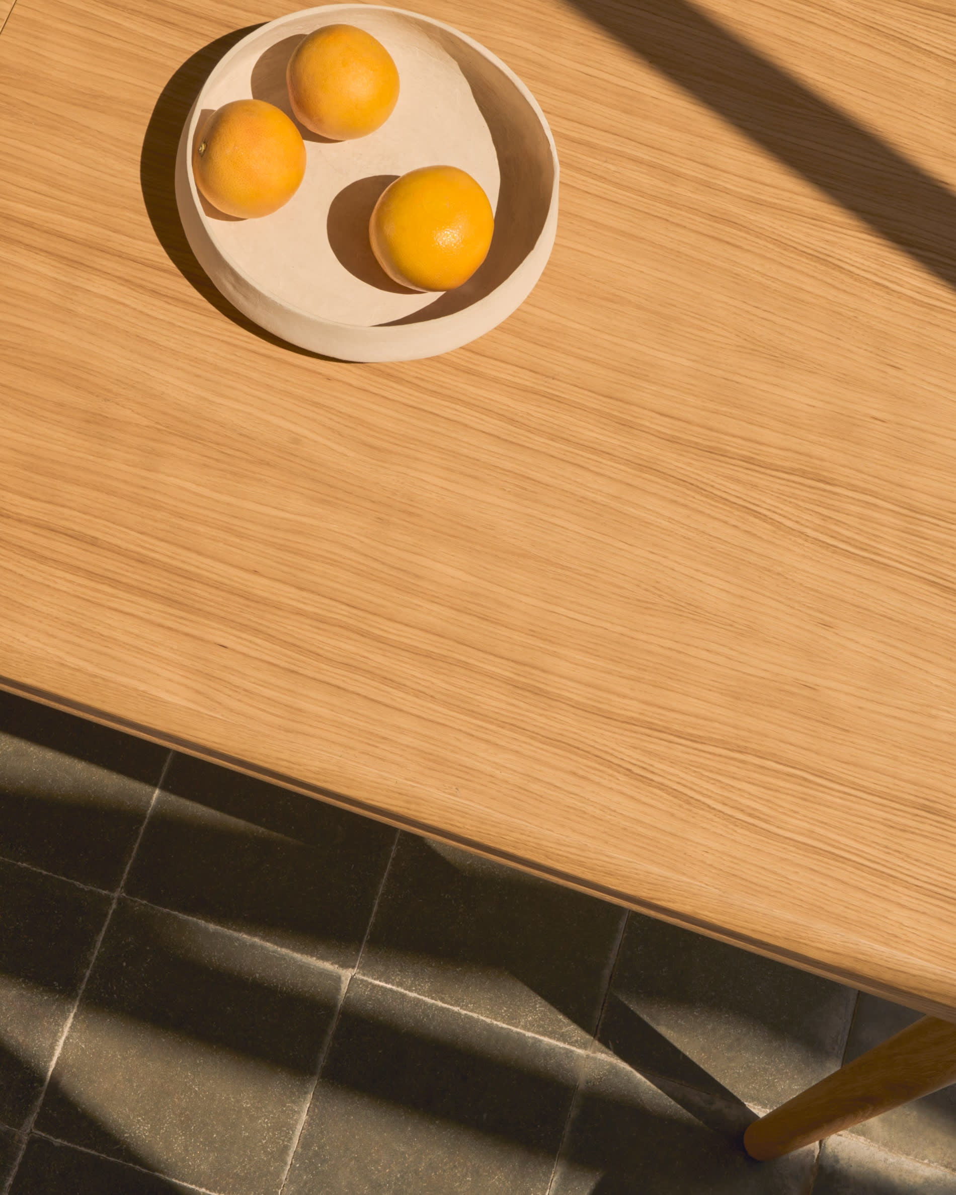 Ausziehbarer Lenon Tisch aus FSC-zertifiziertem Eichenholz, naturfarben, 200-280 cm, perfekt für moderne Esszimmer.