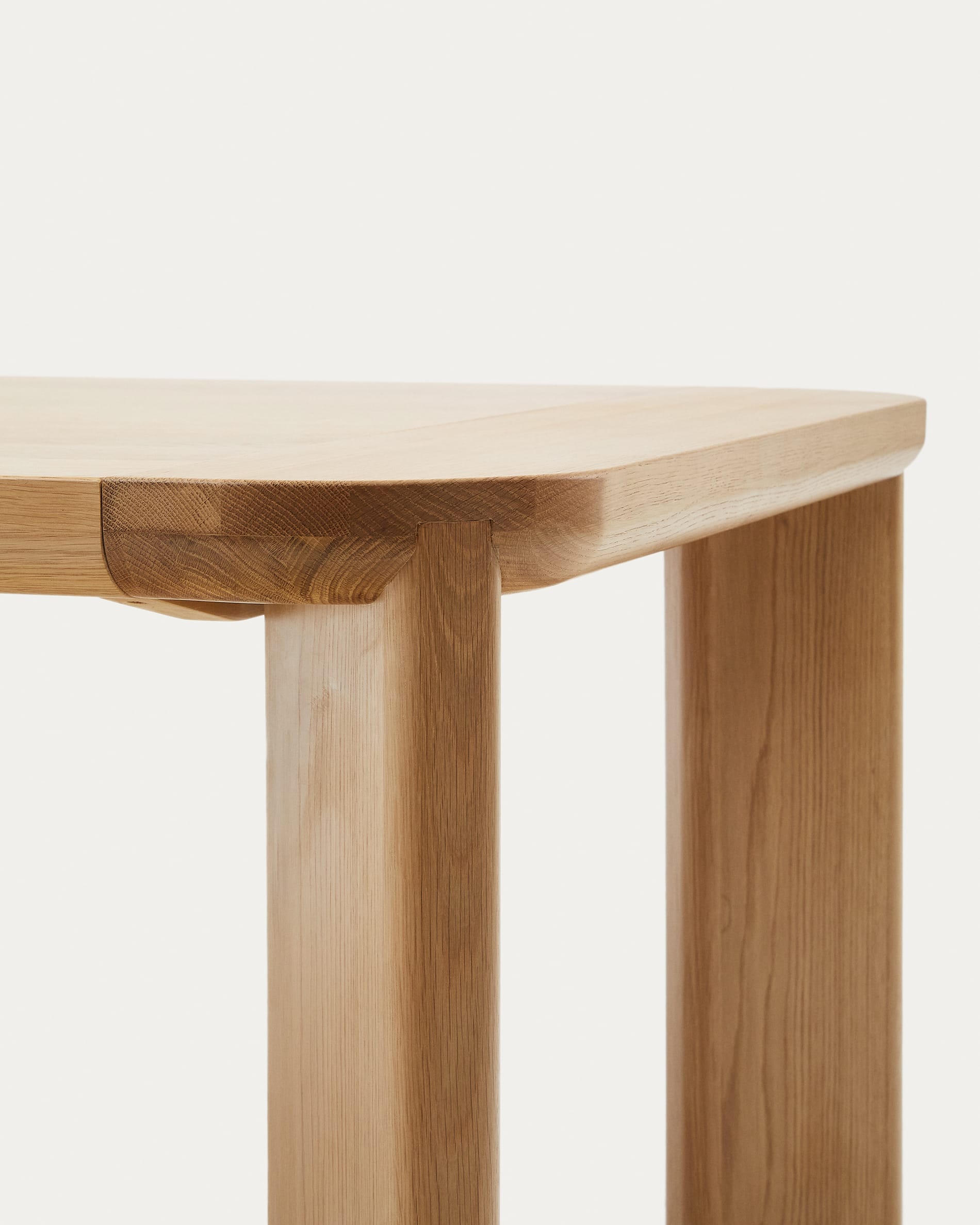 Eleganter Jondal Ausziehtisch aus massivem Holz und Eichenfurnier, FSC 100%, erweiterbar von 240 auf 320 cm – ideal für stilvolle Esszimmer.