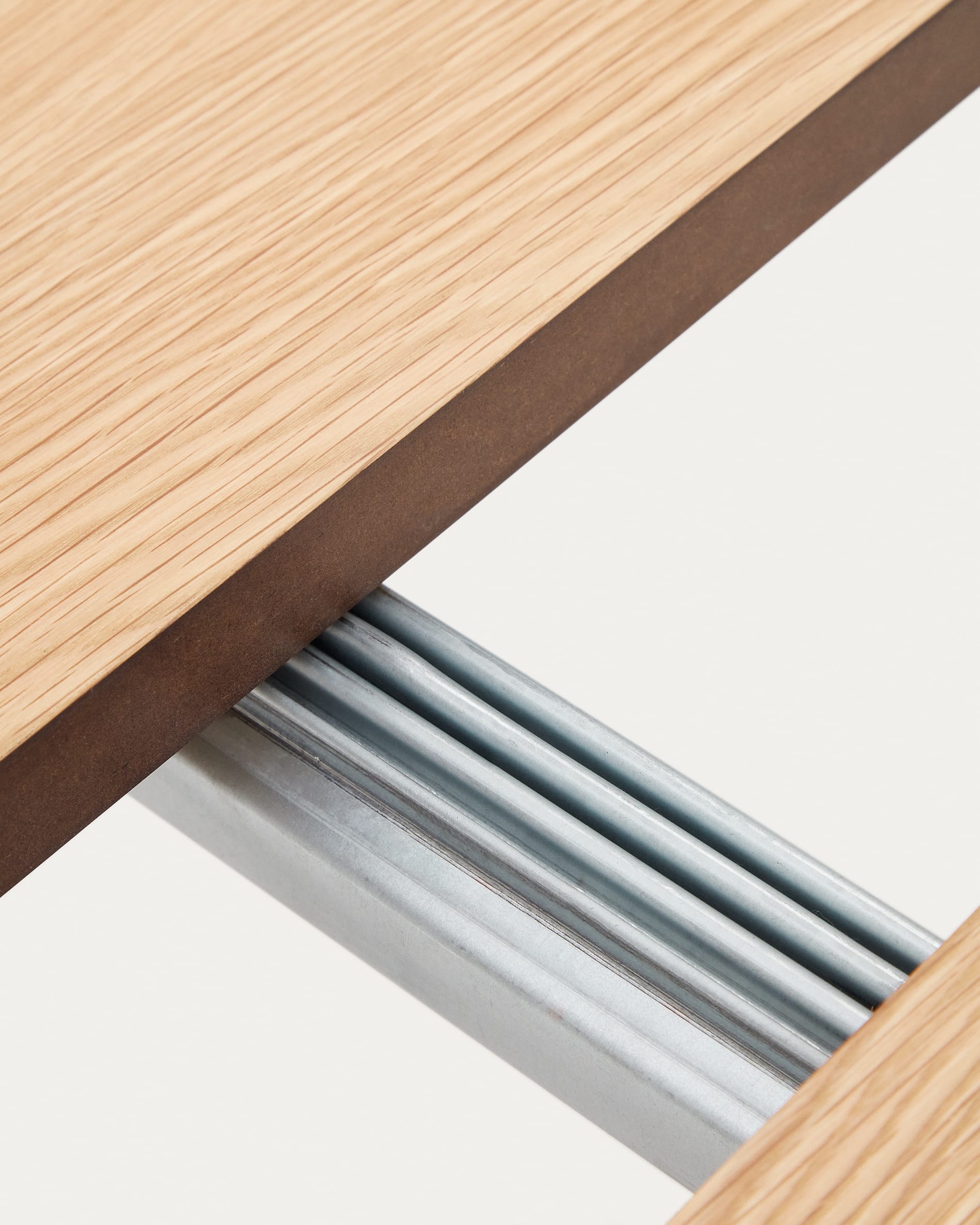 Eleganter runder Ausziehtisch aus Eichenfurnier mit stabilen Stahlbeinen, Ø 120 cm (erweiterbar auf 200 cm) – perfekt für gesellige Anlässe.