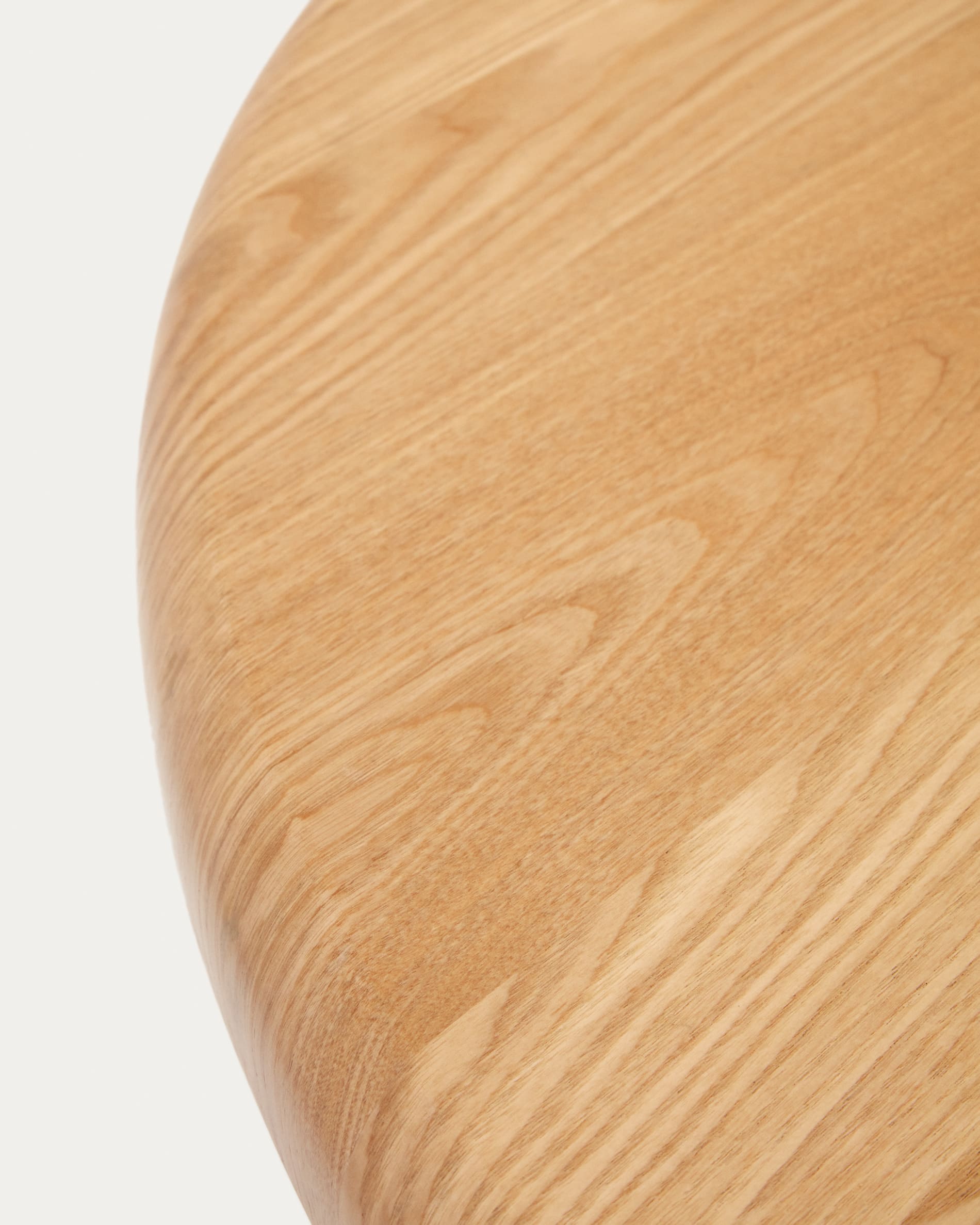 Eleganter runder Tisch aus Eschenfurnier mit natürlichem Finish, Ø 120 cm. Ideal für gesellige Runden und stilvolle Einrichtung. Robust und nachhaltig.