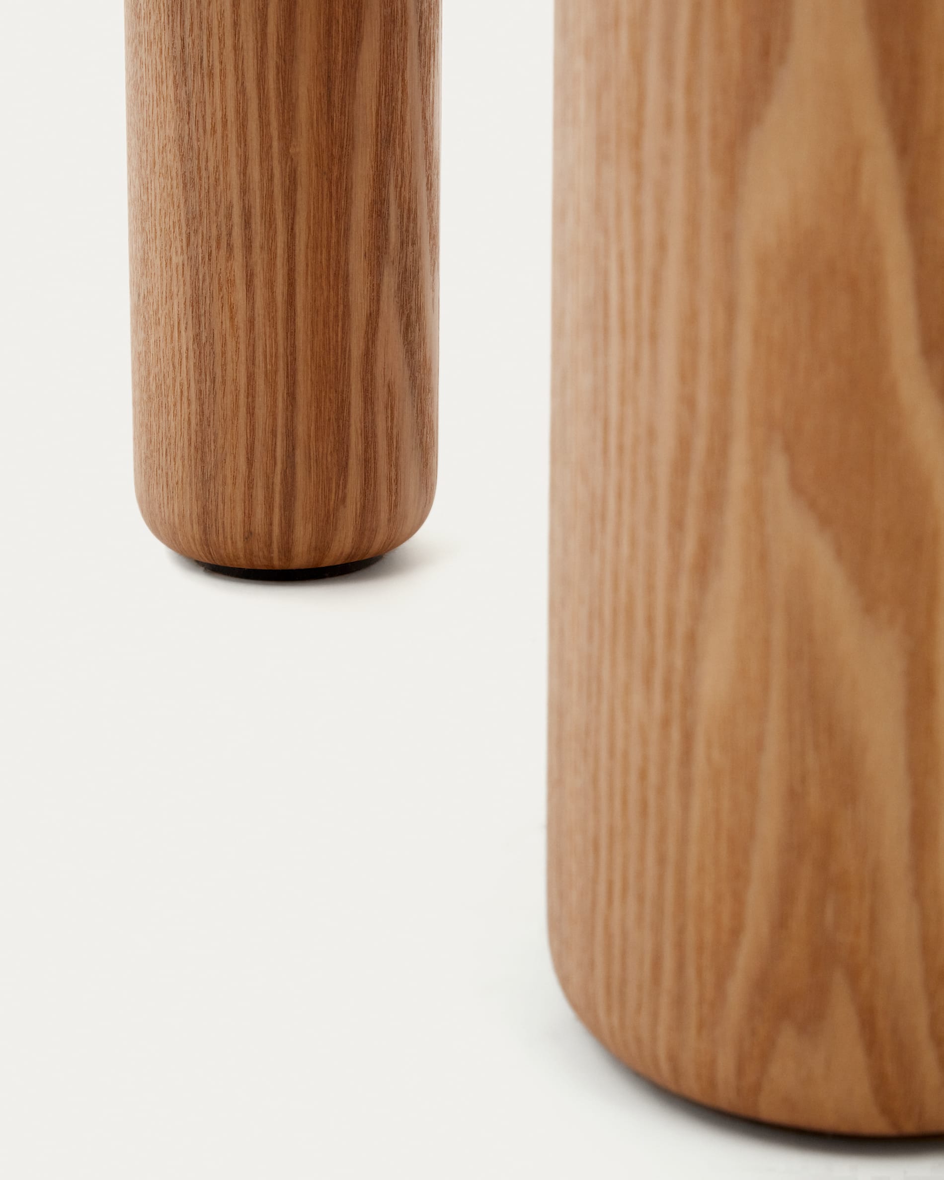 Moderner runder Tisch aus hochwertigem Eschenfurnier, Ø 120 cm. Perfekt für gesellige Anlässe und stilvolle Akzente in jedem Zuhause.