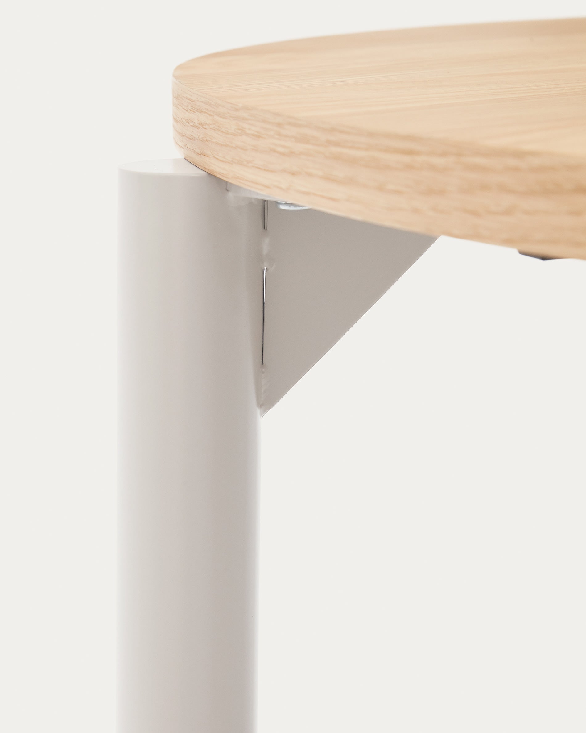 Vielseitiger Montuiri Ausziehtisch von Kave Home, aus Eichenfurnier mit stabilen Stahlbeinen in elegantem Grau, erweiterbar von 120 auf 200 cm – ideal für jedes Fest.