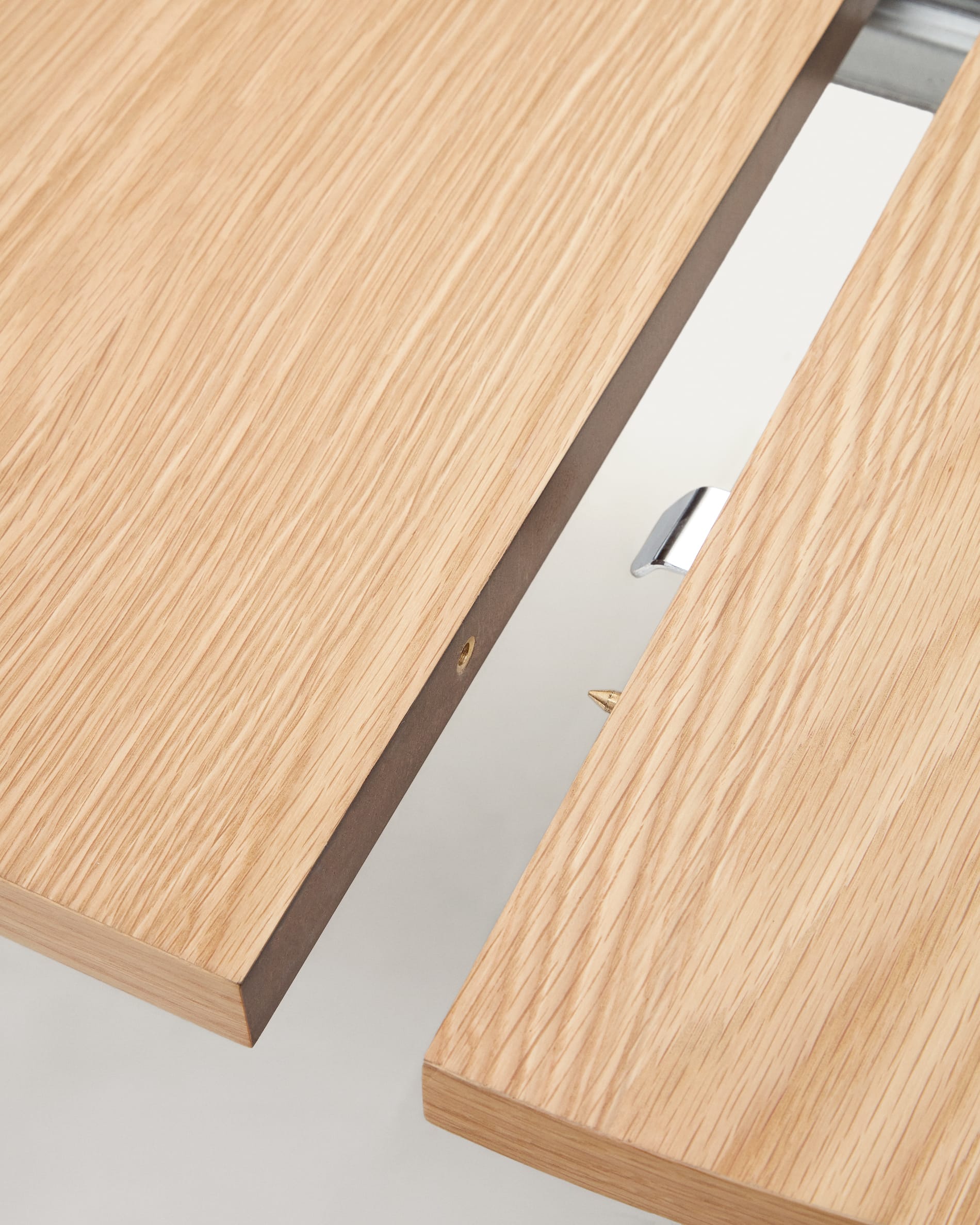 Eleganter Montuiri Ausziehtisch von Kave Home, Eichenfurnier und graue Stahlbeine, flexibel erweiterbar von 120 auf 200 cm – perfekt für gesellige Anlässe.