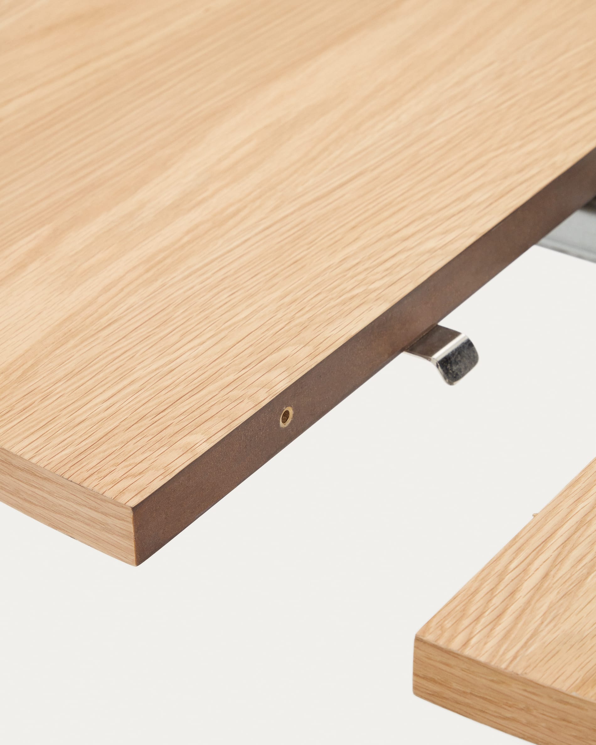 Vielseitiger Montuiri Ausziehtisch von Kave Home, aus Eichenfurnier mit stabilen Stahlbeinen in elegantem Grau, erweiterbar von 120 auf 200 cm – ideal für jedes Fest.