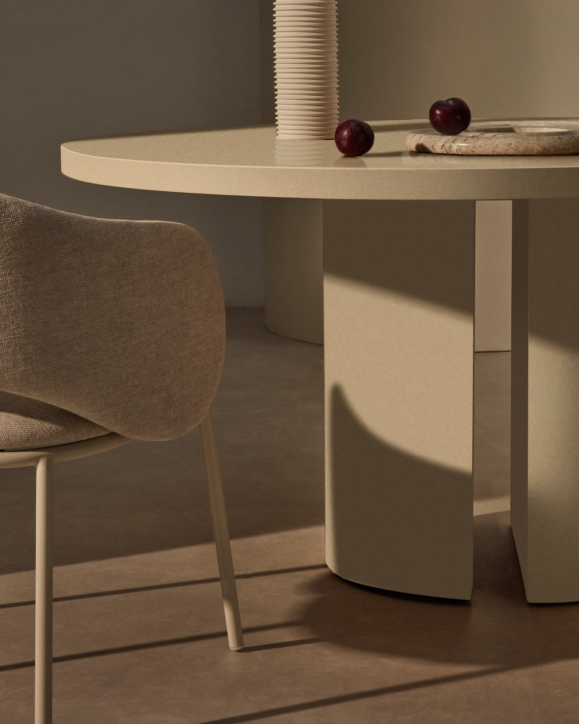 Eleganter runder Tisch Nealy, Ø 150 cm, aus lackiertem MDF in Eierschalenfarbe, ideal für stilvolle Esszimmer.