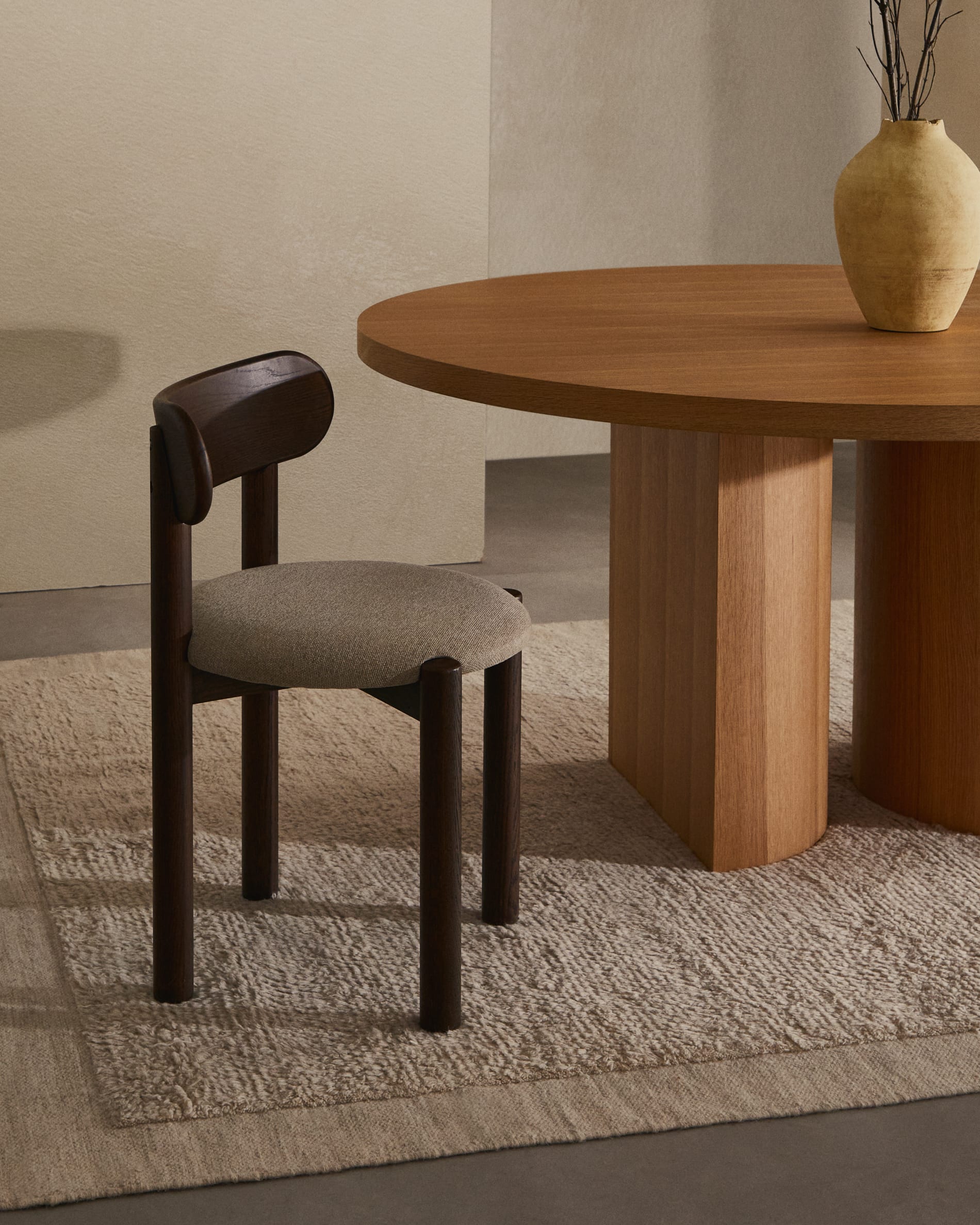 Eleganter runder Tisch aus Eichenfurnier, Ø 150 cm, naturfarben, perfekt für stilvolle und moderne Esszimmer.