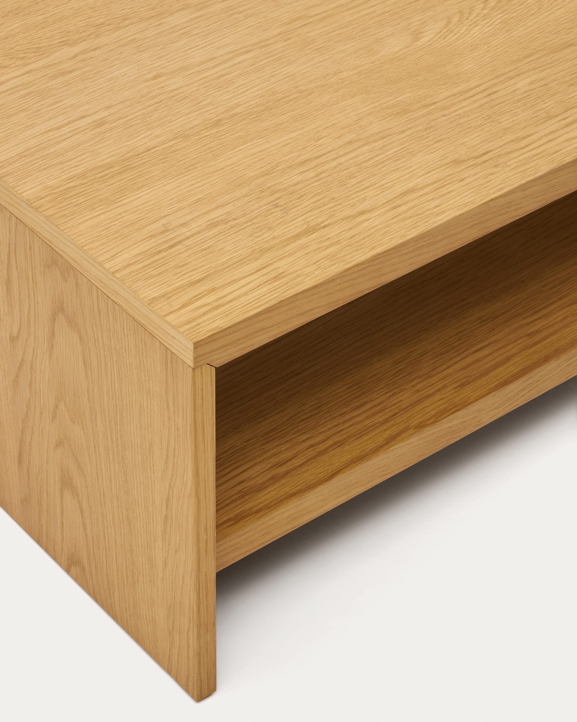 Moderner Couchtisch aus hochwertigem Eichenfurnier, 120 x 60 cm, ideal für stilvolle Wohnräume. Nachhaltig und funktional.