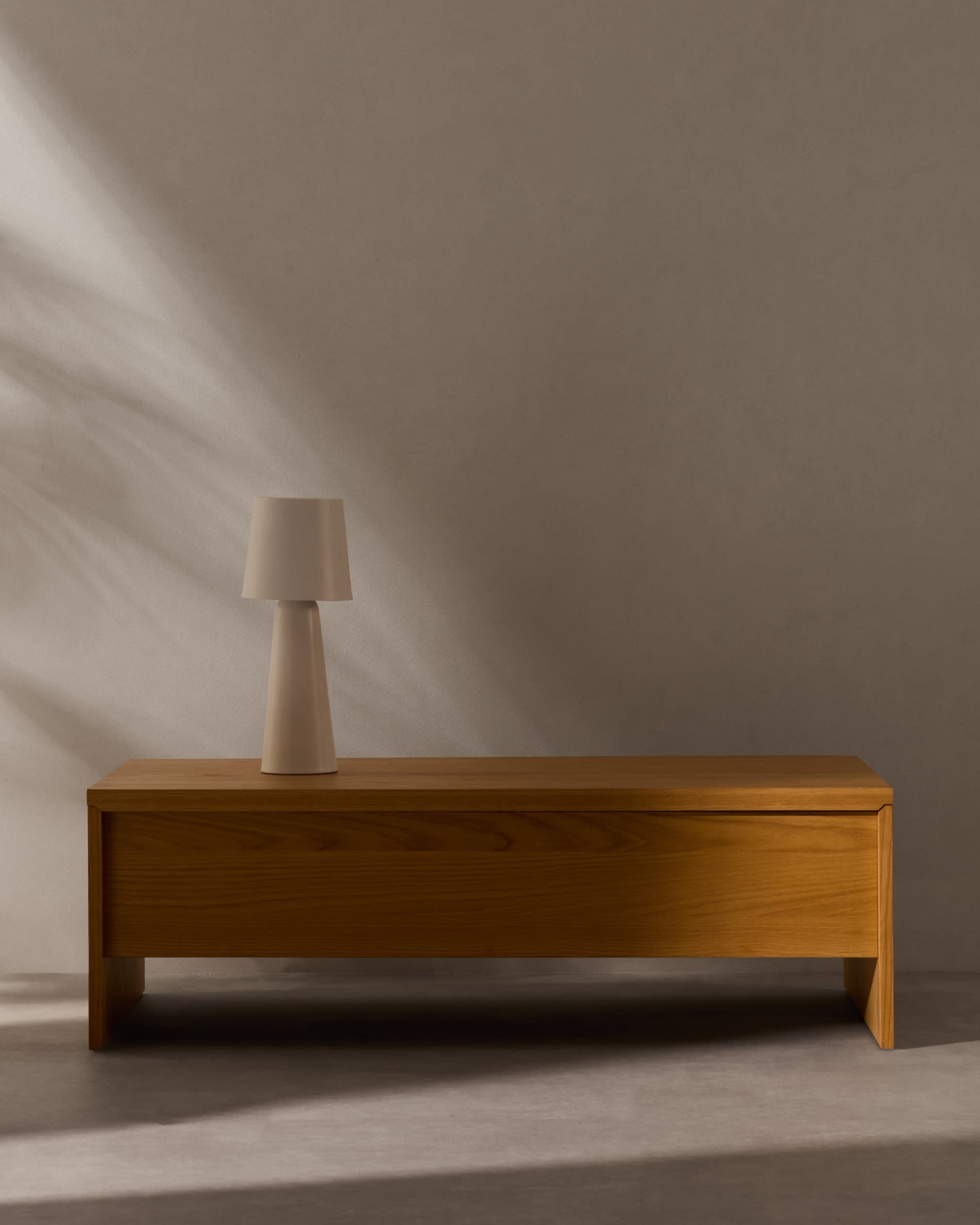 Höhenverstellbarer Couchtisch Abilen aus Eichenfurnier, 110x60 cm, FSC-zertifiziert, von Kave Home, stilvoll und funktional.