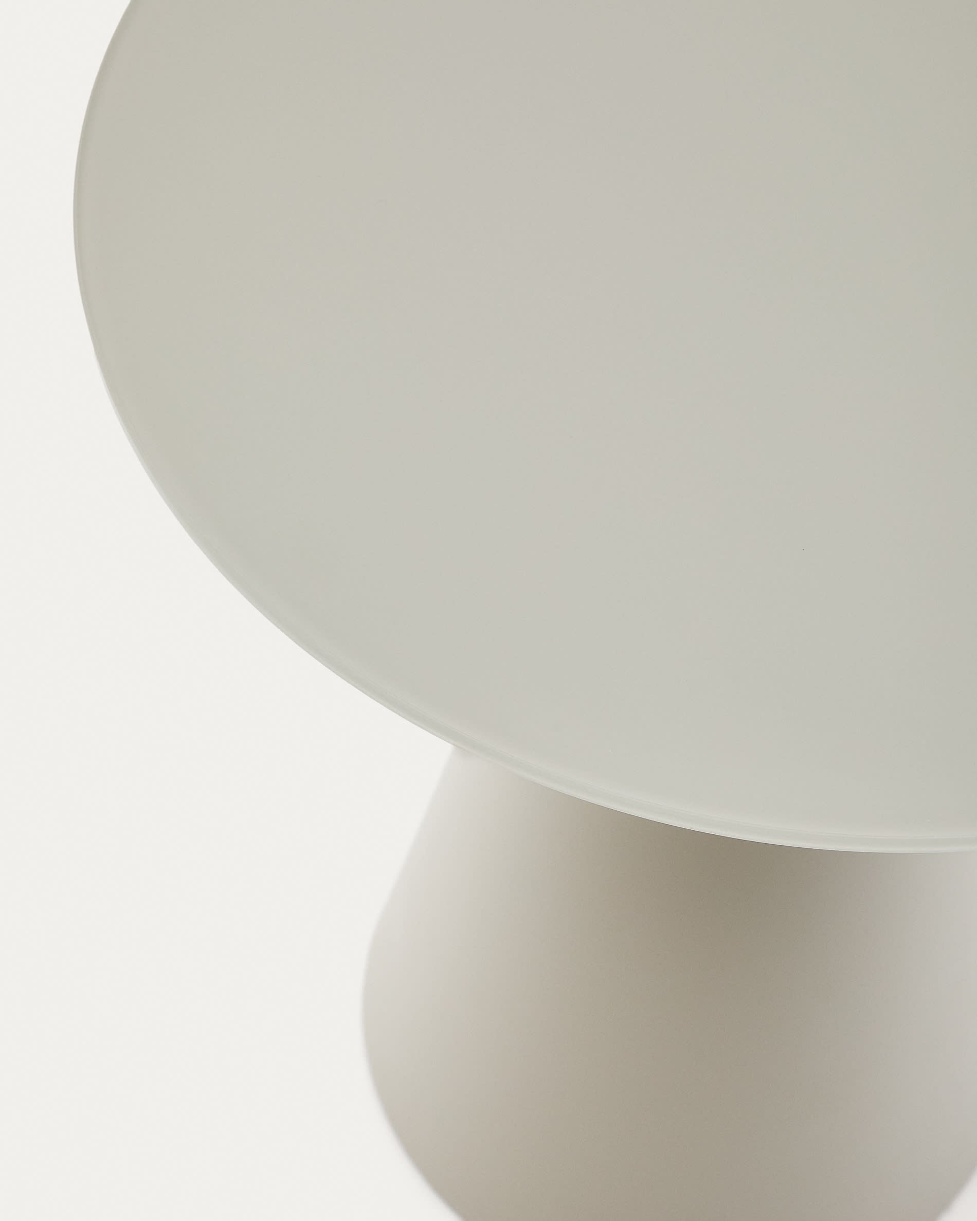 Stilvoller Wilshire Beistelltisch, Ø 50 cm, aus robustem gehärtetem Glas und elegantem, matt grauem Metall – perfekt für jedes moderne Zuhause.