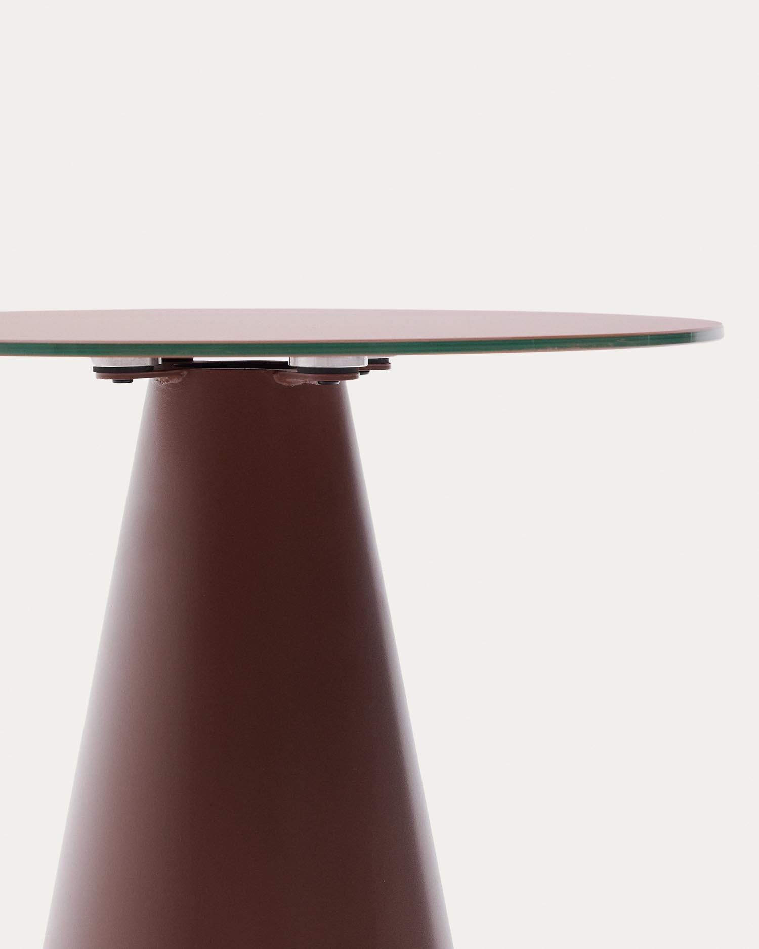 Entdecken Sie den Wilshire Beistelltisch von Kave Home: elegantes Milchglas trifft auf robusten Stahl in stilvollem Terracotta. Ideal für jeden Raum!