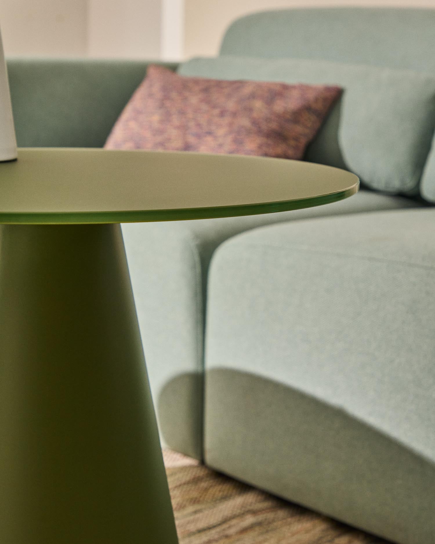 Der Wilshire Beistelltisch vereint elegantes Design mit praktischer Funktionalität. Aus robustem Milchglas und grünem Stahl gefertigt, ist er ideal für jeden Raum.