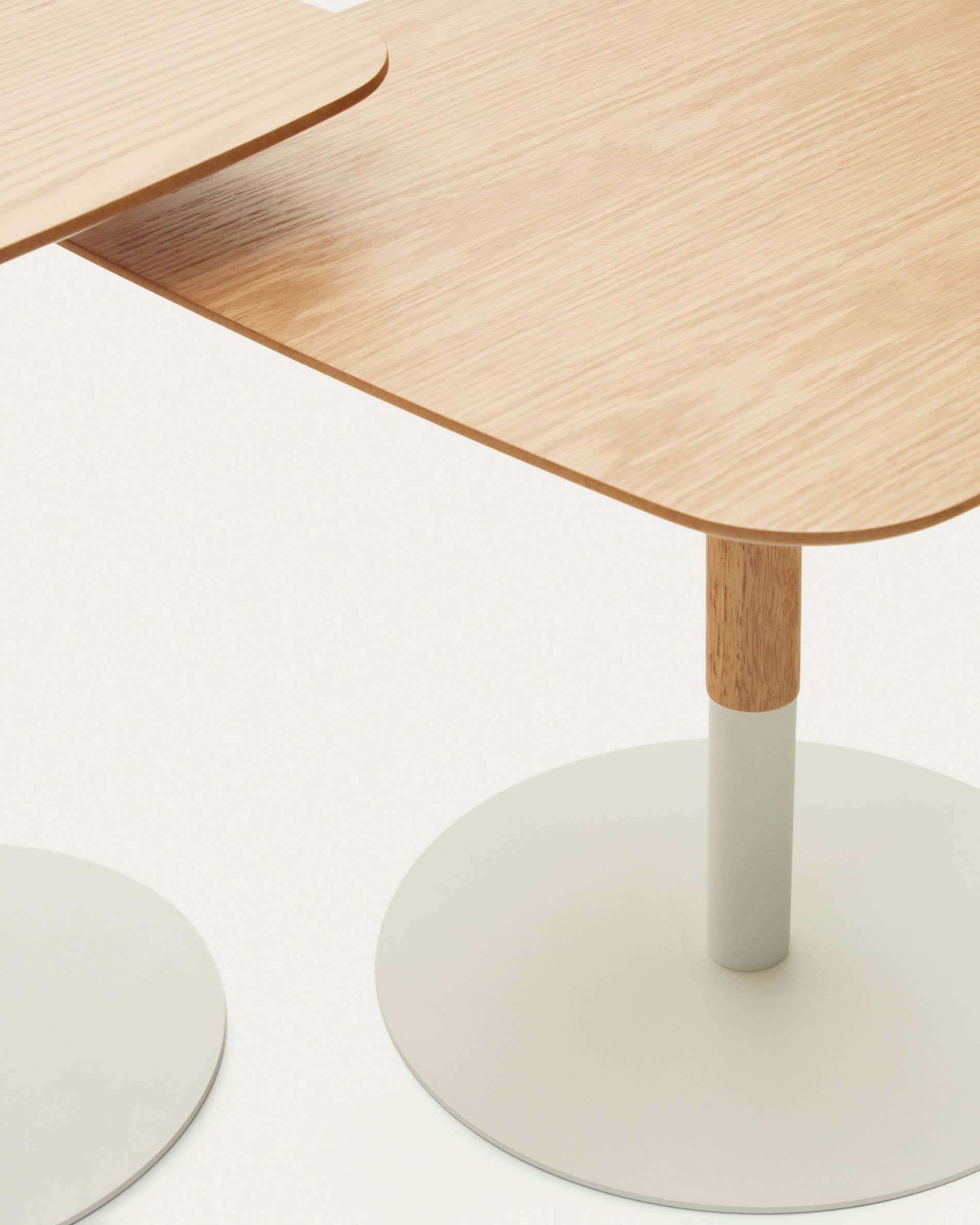 Elegantes Beistelltisch-Set aus Eichenfurnier und stabilen, mattweißen Metallbeinen. Ideal für vielseitige Wohnstile und zeitlose Einrichtung.