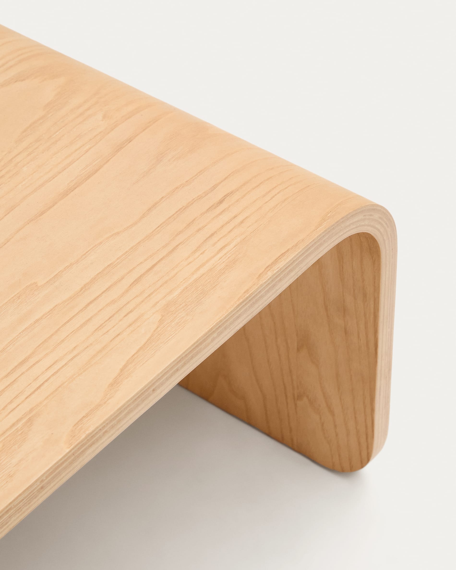 Der Couchtisch Olaria vereint stilvolles Eichenfurnier mit einem stabilen Terrakotta-Fuß und bringt natürliche Eleganz in Ihr Wohnzimmer.