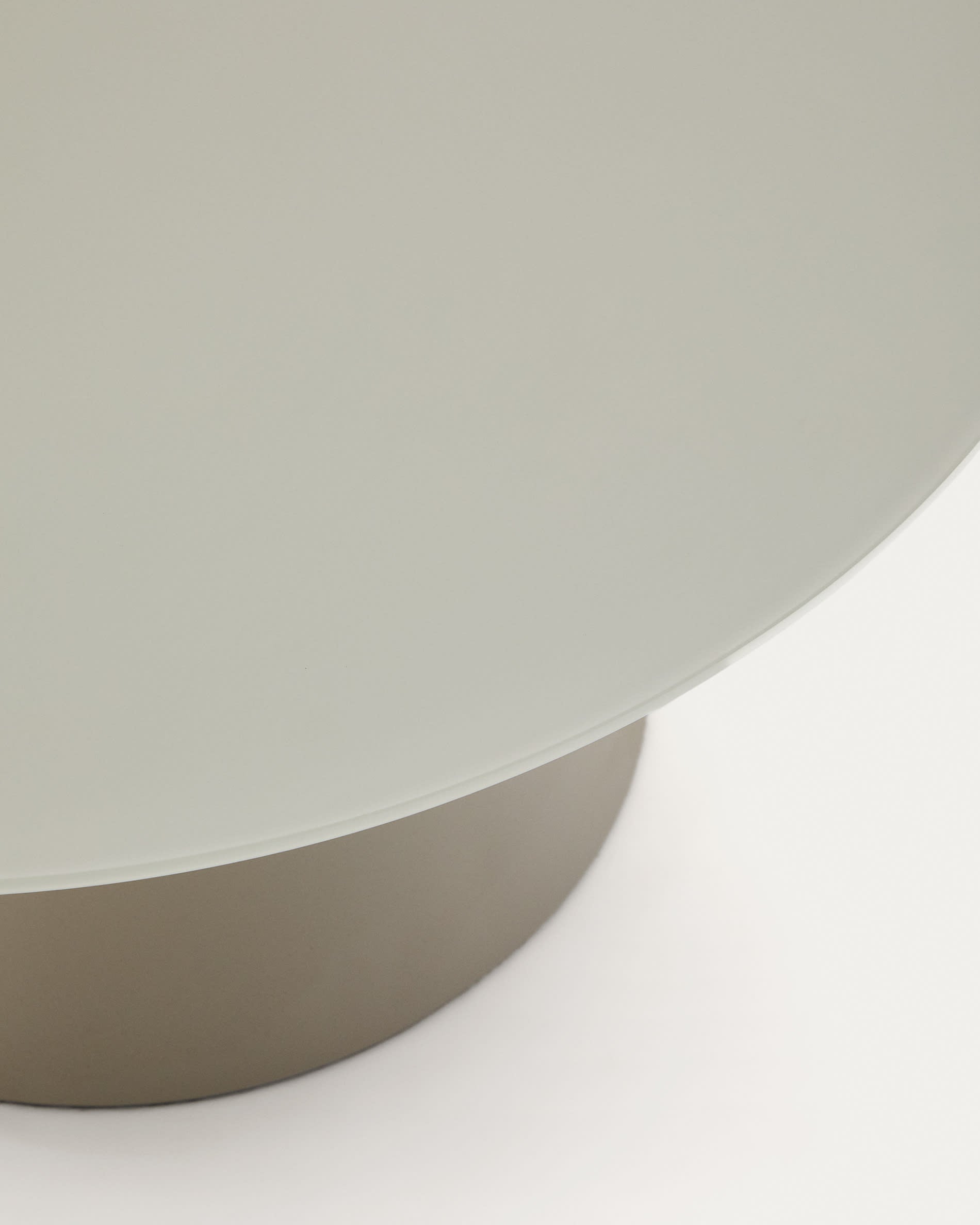 Eleganter Wilshire Couchtisch von Kave Home, Ø 80 cm, aus gehärtetem Glas und pulverbeschichtetem Metall in mattem Grau. Ideal für modernes Wohnen.