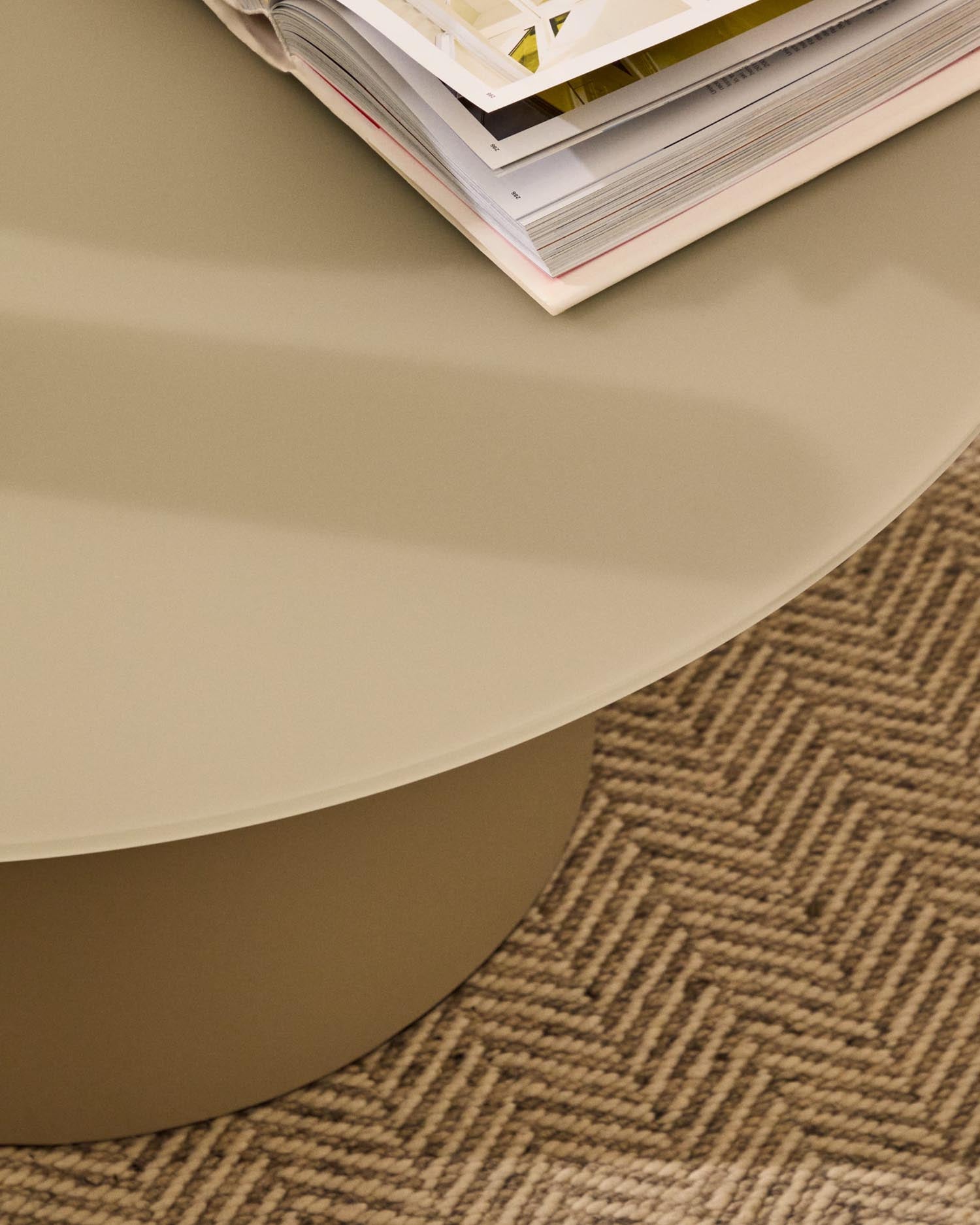 Moderner Wilshire Couchtisch, Ø 80 cm, gehärtetes Glas und matt graues Metall, stilvoll und robust, von Kave Home.