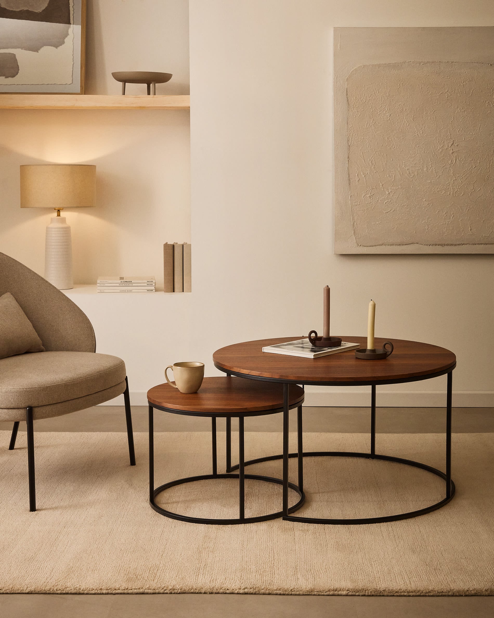 Elegantes Yoana Set: Zwei Beistelltische mit Nussholzfurnier und schwarzem Metallgestell, ideal für stilvolle Wohnräume.