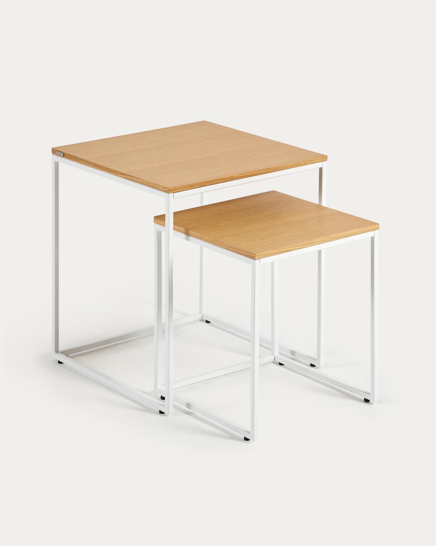 Elegantes Yoana Set: 2 Beistelltische aus Eichenfurnier & weissem Metall, stilvoll & funktional für modernes Wohnen.