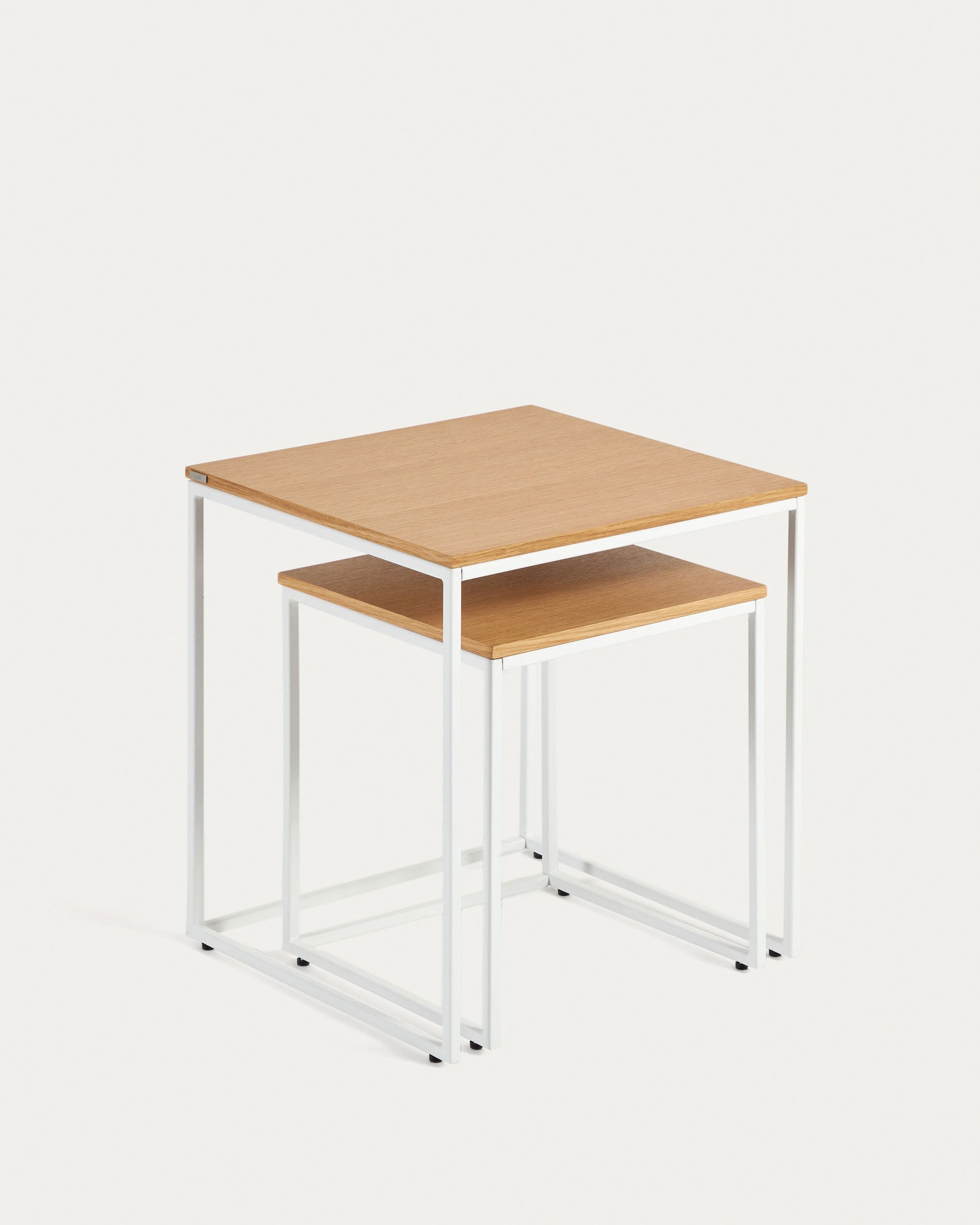 Elegantes Set aus zwei Beistelltischen mit Eichenfurnier und weissem Metallgestell, ideal für moderne Wohnräume.