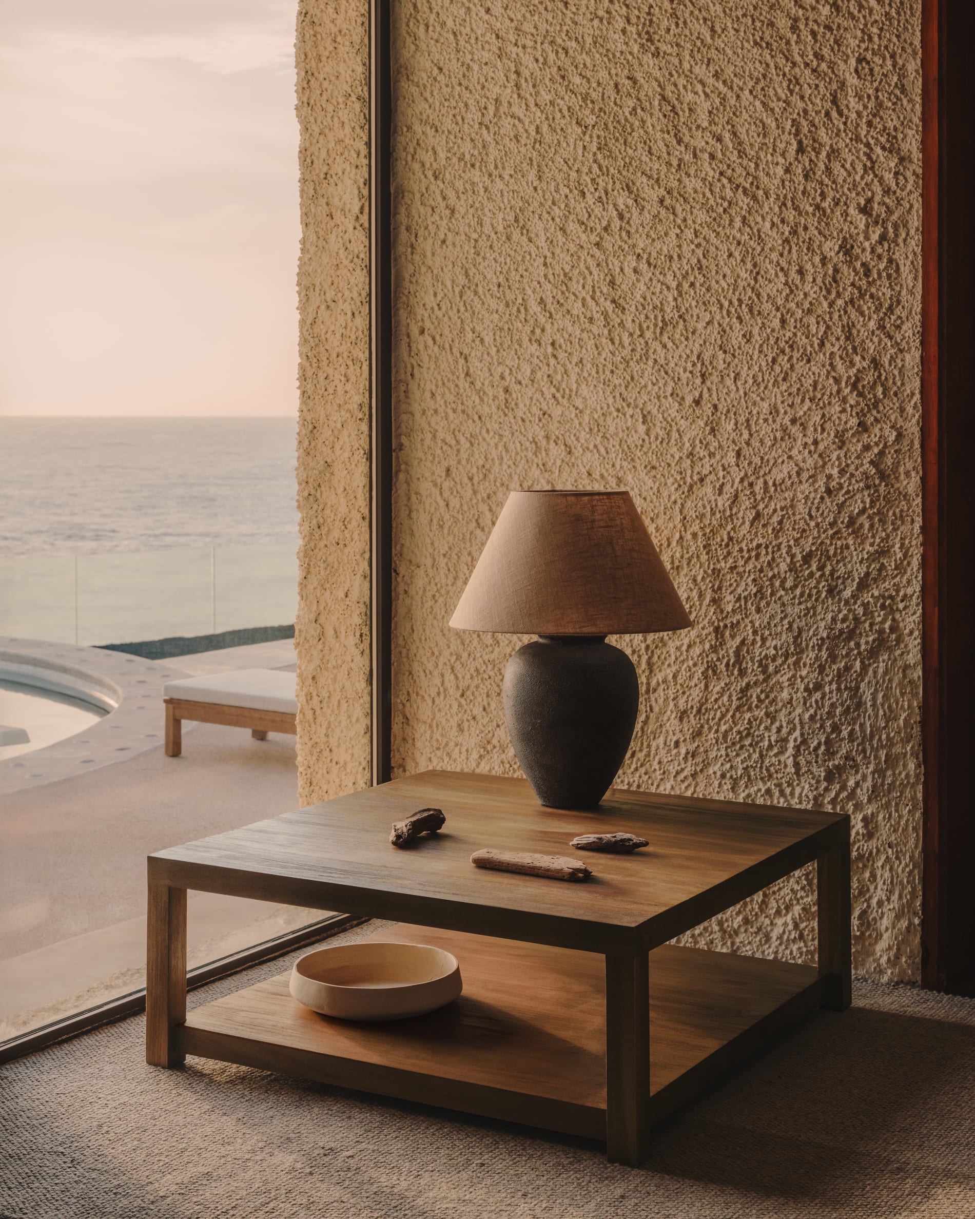 Sashi Beistelltisch aus massivem Teakholz, 90x90 cm, von Kave Home – elegant, langlebig und ideal für zeitgemässe Wohnräume.