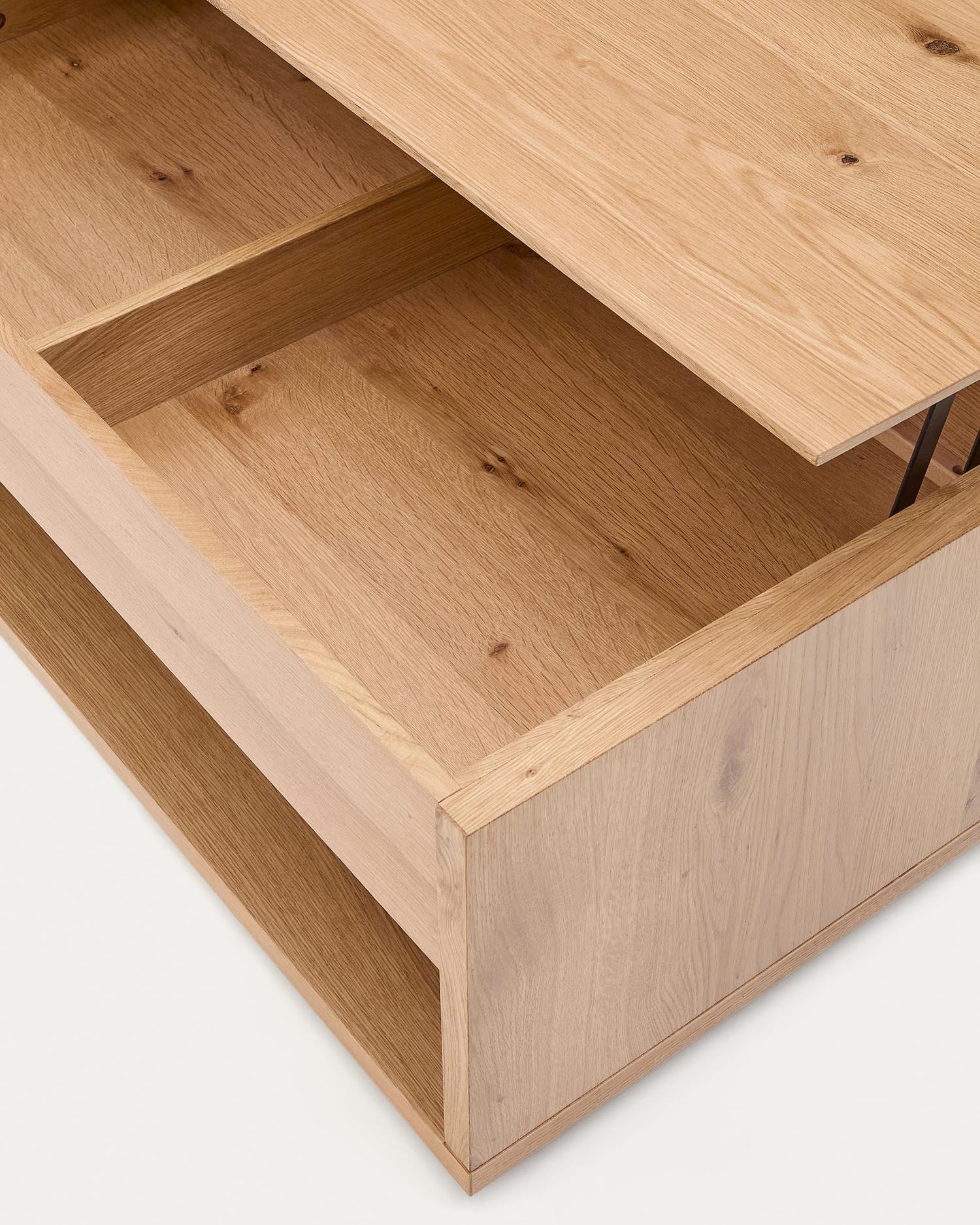 Eleganter hochklappbarer Couchtisch Alguema aus Eichenfurnier, 120 x 60 cm, mit natürlichem Finish. Praktisch und stilvoll für jedes Wohnzimmer.