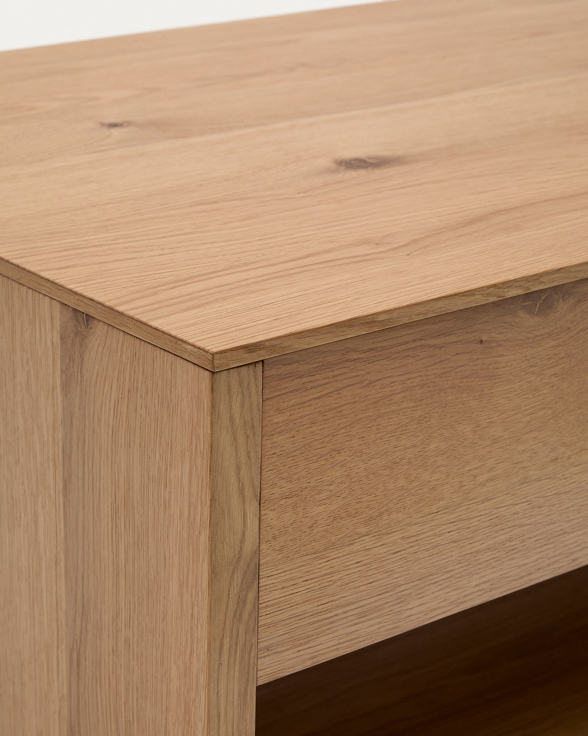 Eleganter hochklappbarer Couchtisch Alguema aus Eichenfurnier, 120 x 60 cm, mit natürlichem Finish. Perfekt für stilvolle und flexible Wohnräume.