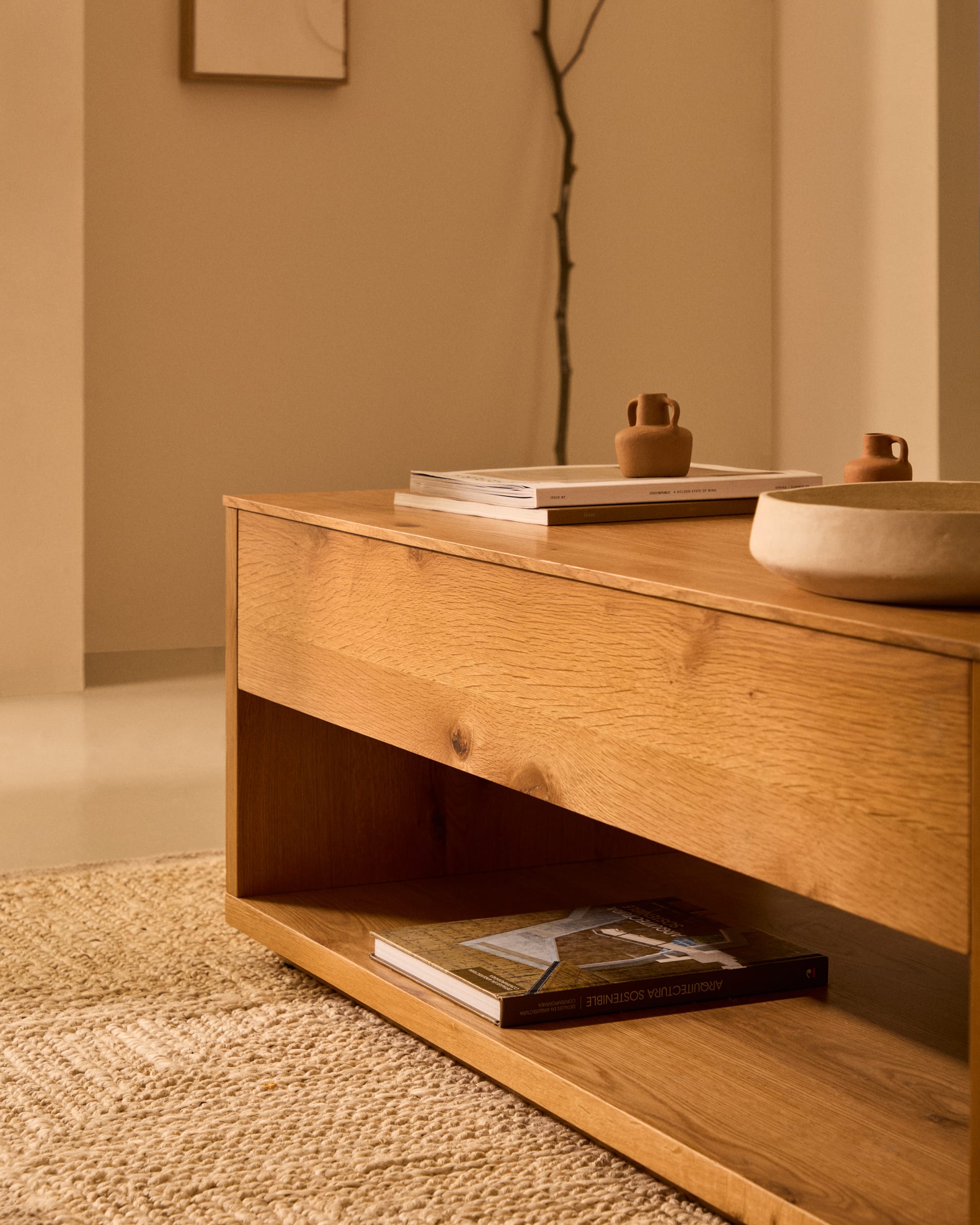 Eleganter Couchtisch aus Eichenfurnier, naturfarben, 120x60 cm, hochklappbar, von Kave Home. Funktionalität trifft auf modernes Design.