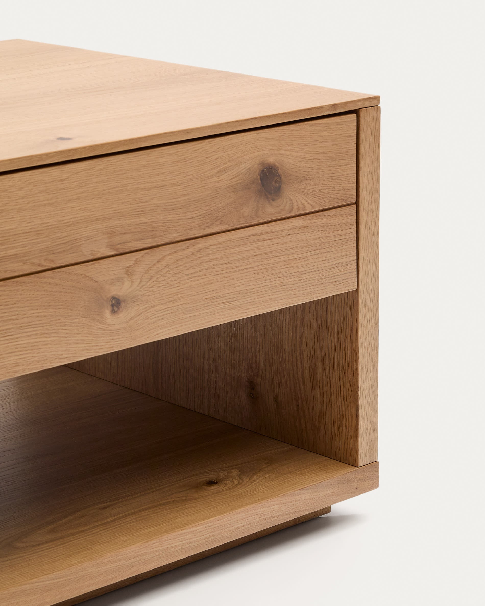 Eleganter Couchtisch Alguema aus Eichenfurnier, 140 x 60 cm, mit zwei Schubladen für zusätzlichen Stauraum und harmonischem, naturfarbenem Finish.