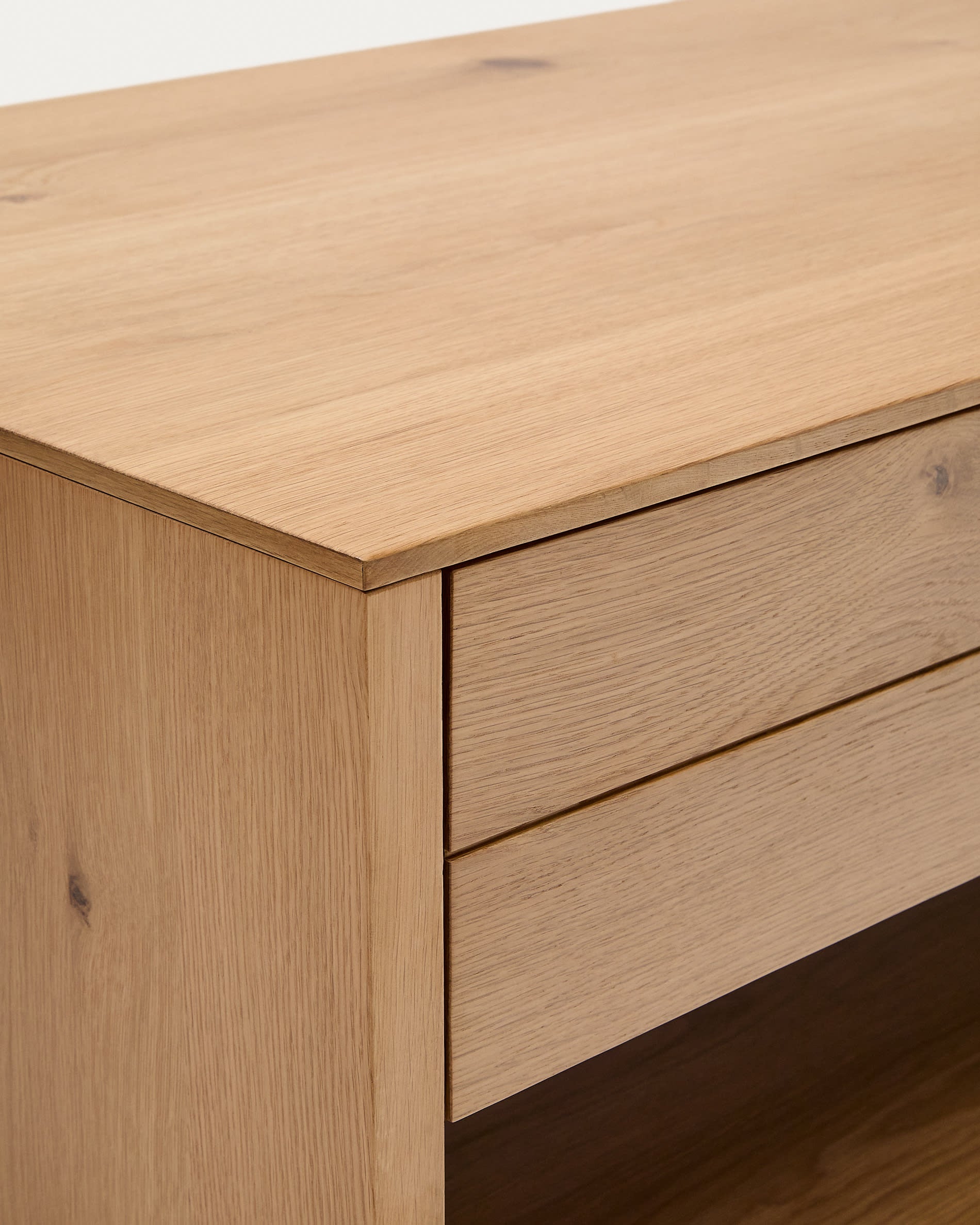 Stilvoller Couchtisch Alguema aus robustem Eichenfurnier, 140 x 60 cm, mit praktischen Schubladen und warmem, naturfarbenem Design.